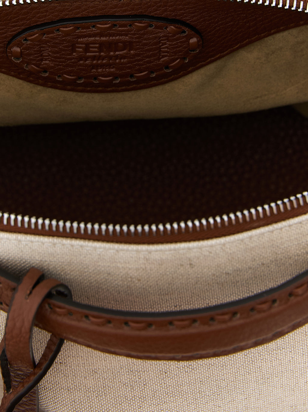 Sac à main Fendi beige en polyéthylène, vue frontale avec poignées et détails élégants.