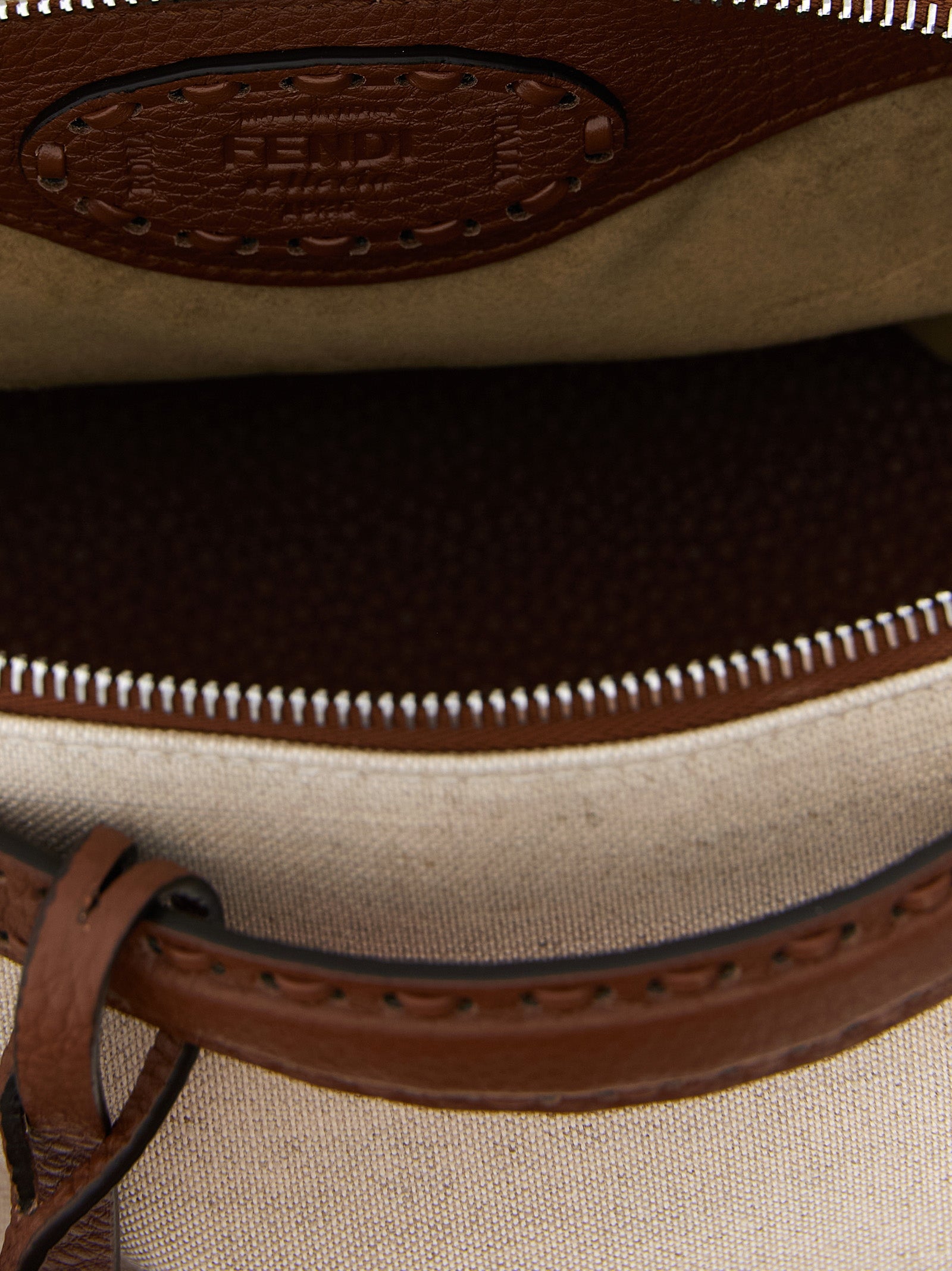 Sac à main Fendi beige en polyéthylène, vue frontale avec poignées et détails élégants.