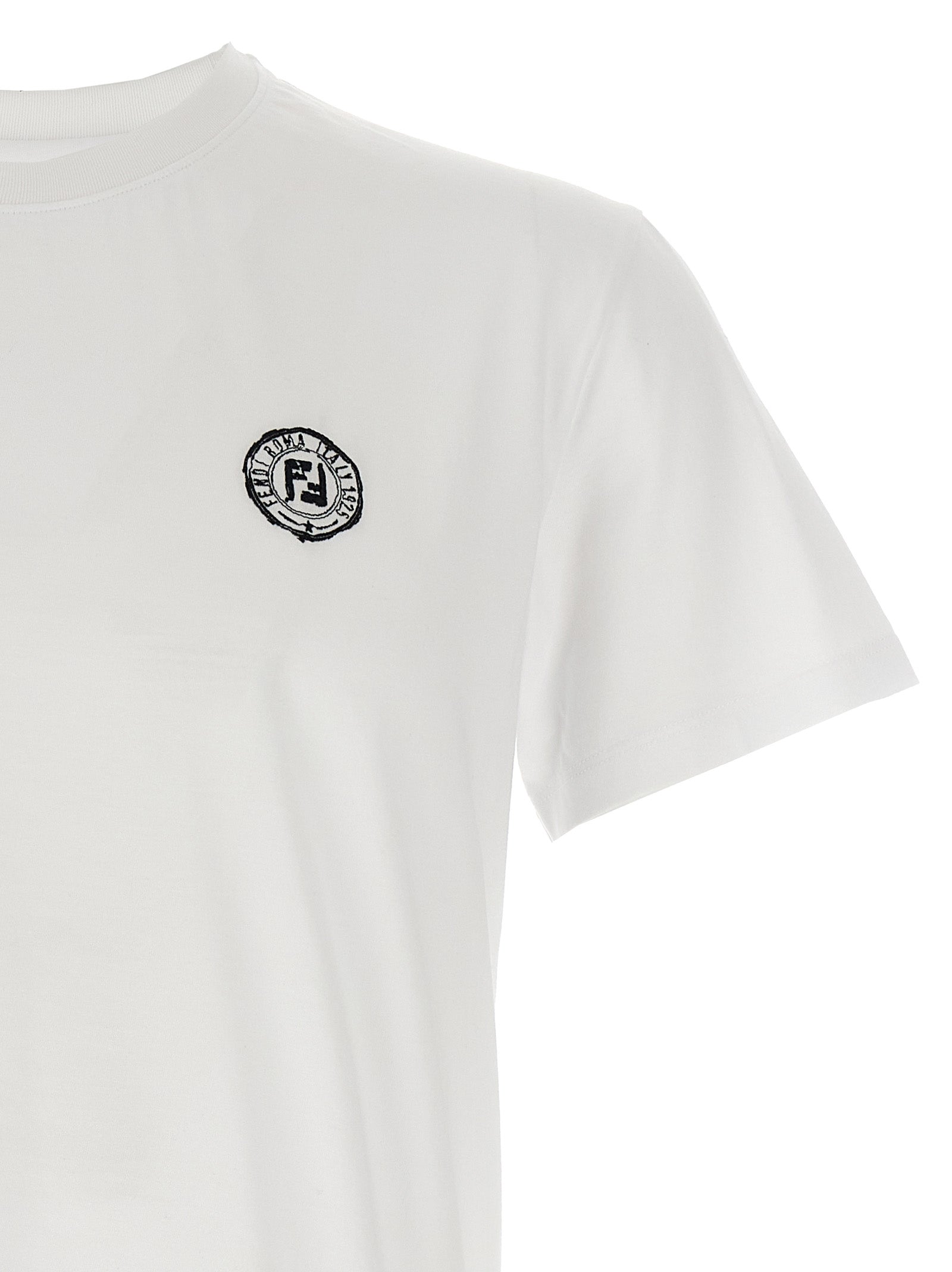 T-shirt blanc en coton de la marque Fendi, vue de face, avec logo discret sur la poitrine.