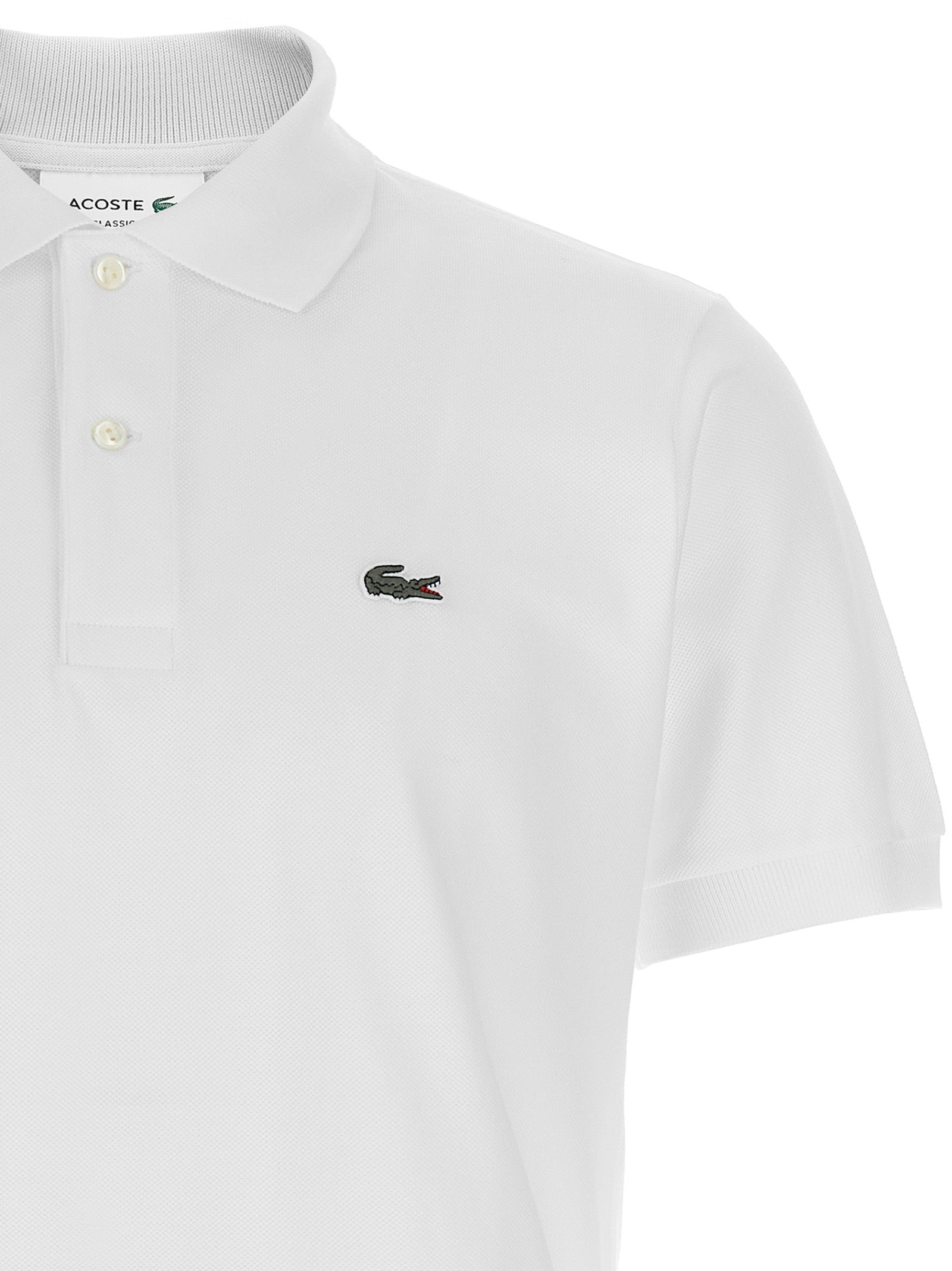 Chemise polo Lacoste en coton blanc avec col classique et logo crocodile brodé, vue frontale.
