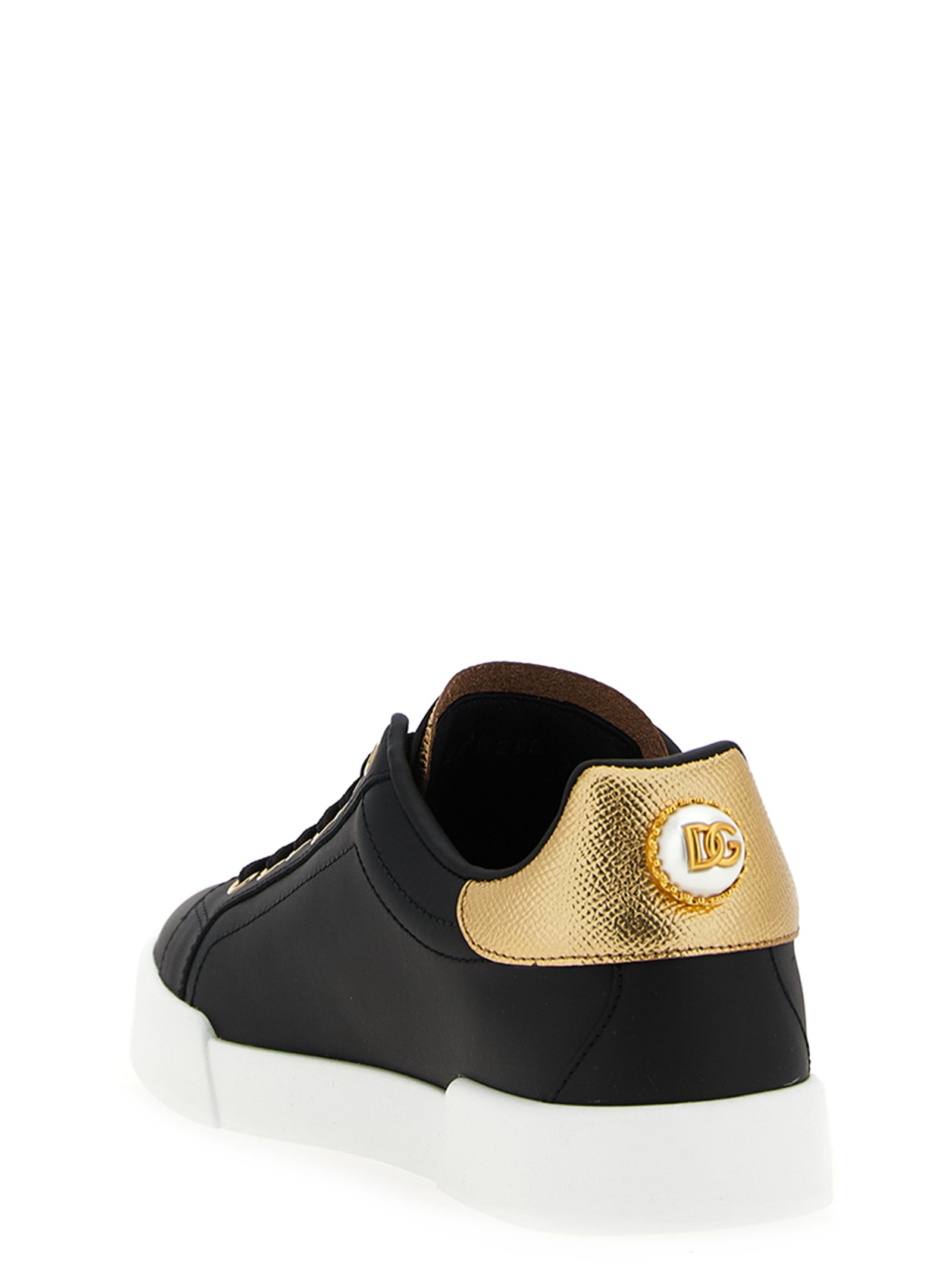 Chaussures sneakers en cuir de veau noir Dolce & Gabbana, vue de face, avec détails de design élégants et logo de la marque.