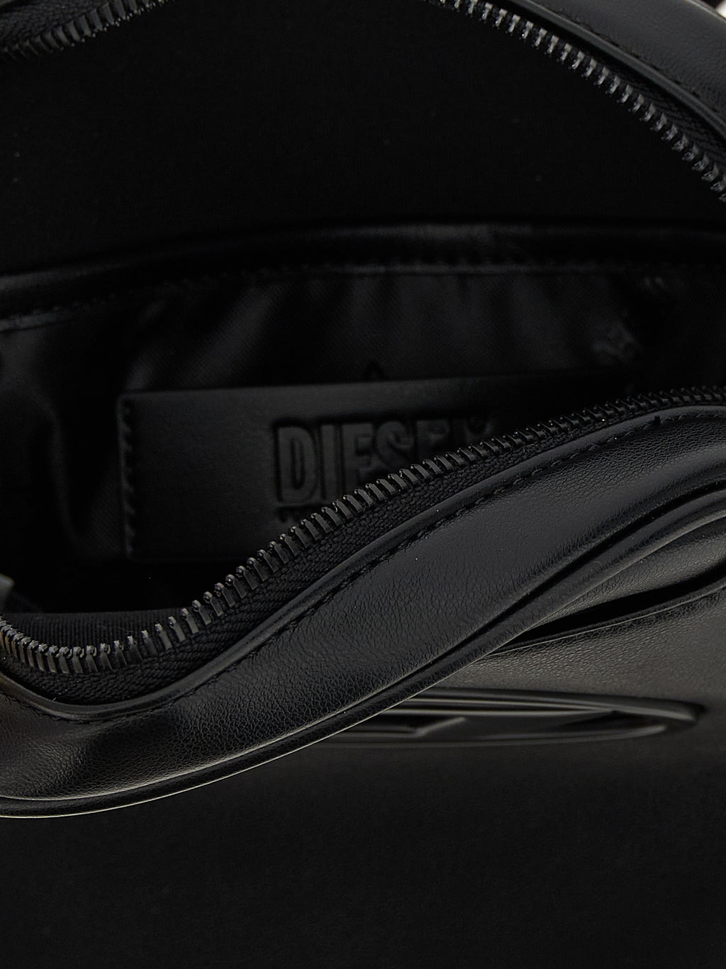 Sac banane Diesel en polyéthylène noir avec bandoulière, visible en détail, pour un style urbain et pratique.