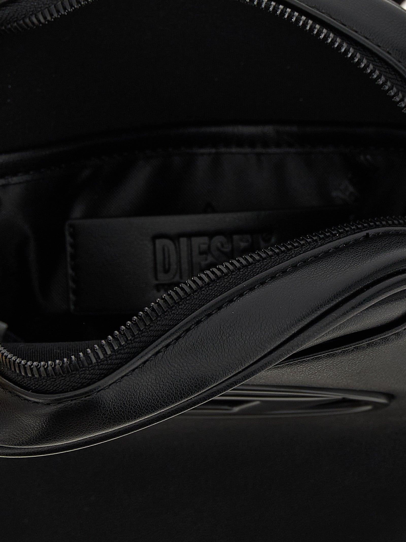 Sac banane Diesel en polyéthylène noir avec bandoulière, visible en détail, pour un style urbain et pratique.