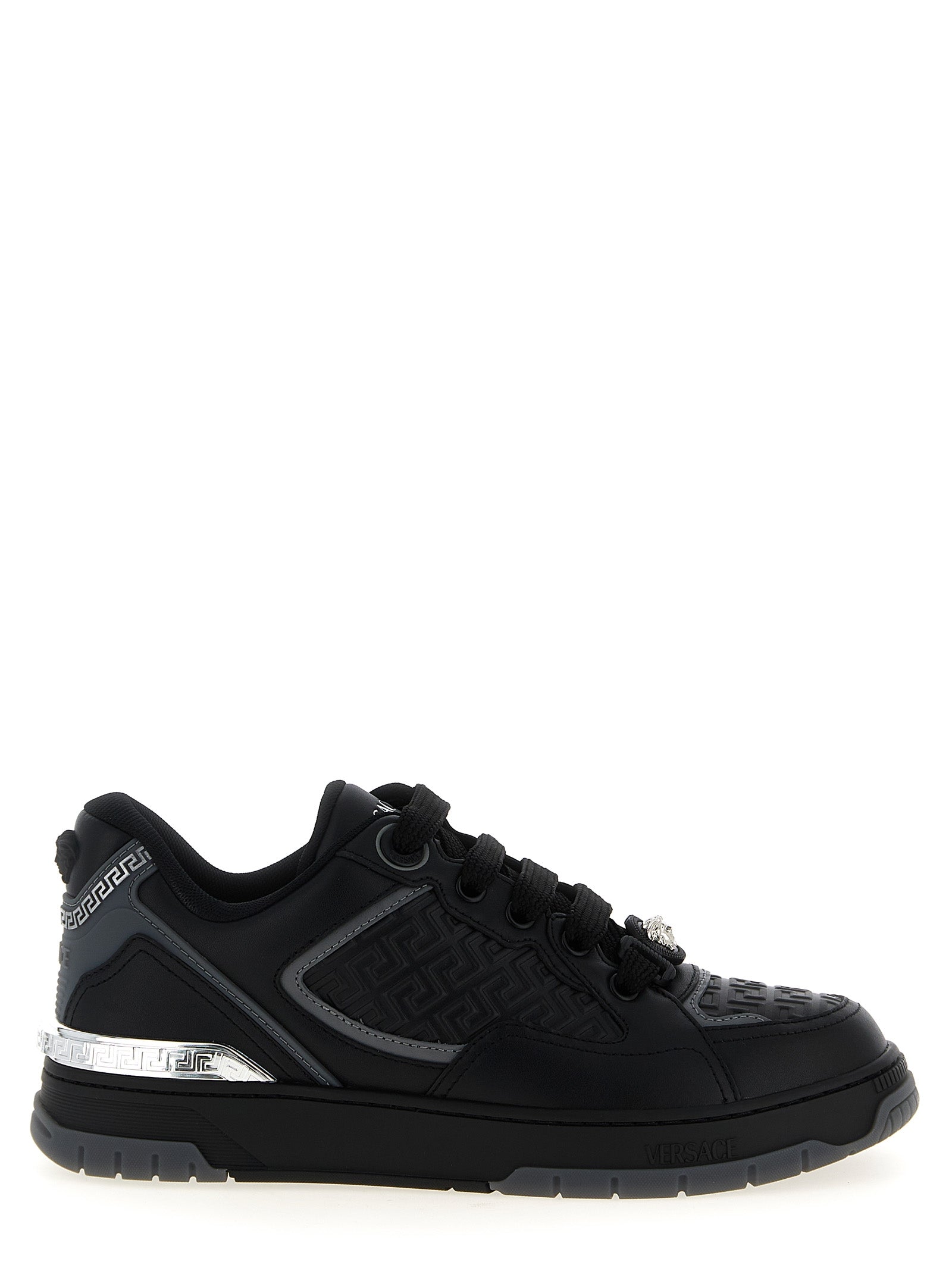 Sneakers athlétiques en cuir de veau noir de la marque Versace, style sportif et élégant, vue de face.