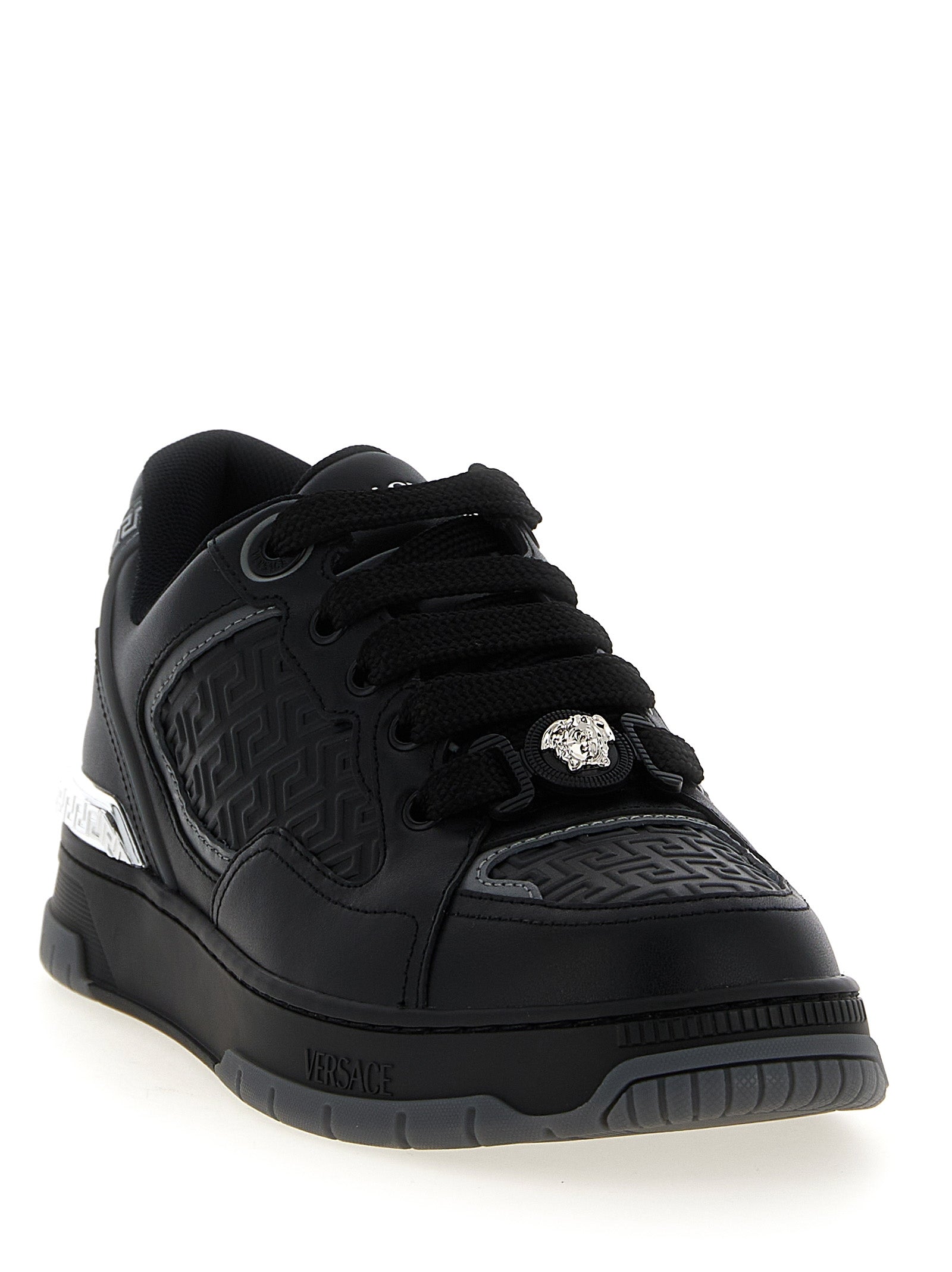 Chaussures de sport noires en cuir de veau de la marque Versace, baskets athlétiques élégantes et confortables.