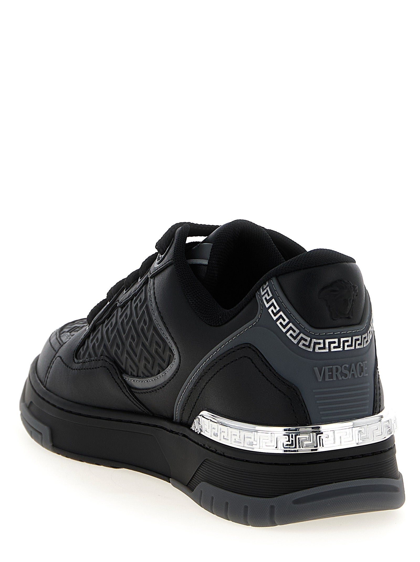 Chaussures de sport noires en cuir de veau Versace, baskets athlétiques élégantes avec détails de luxe.