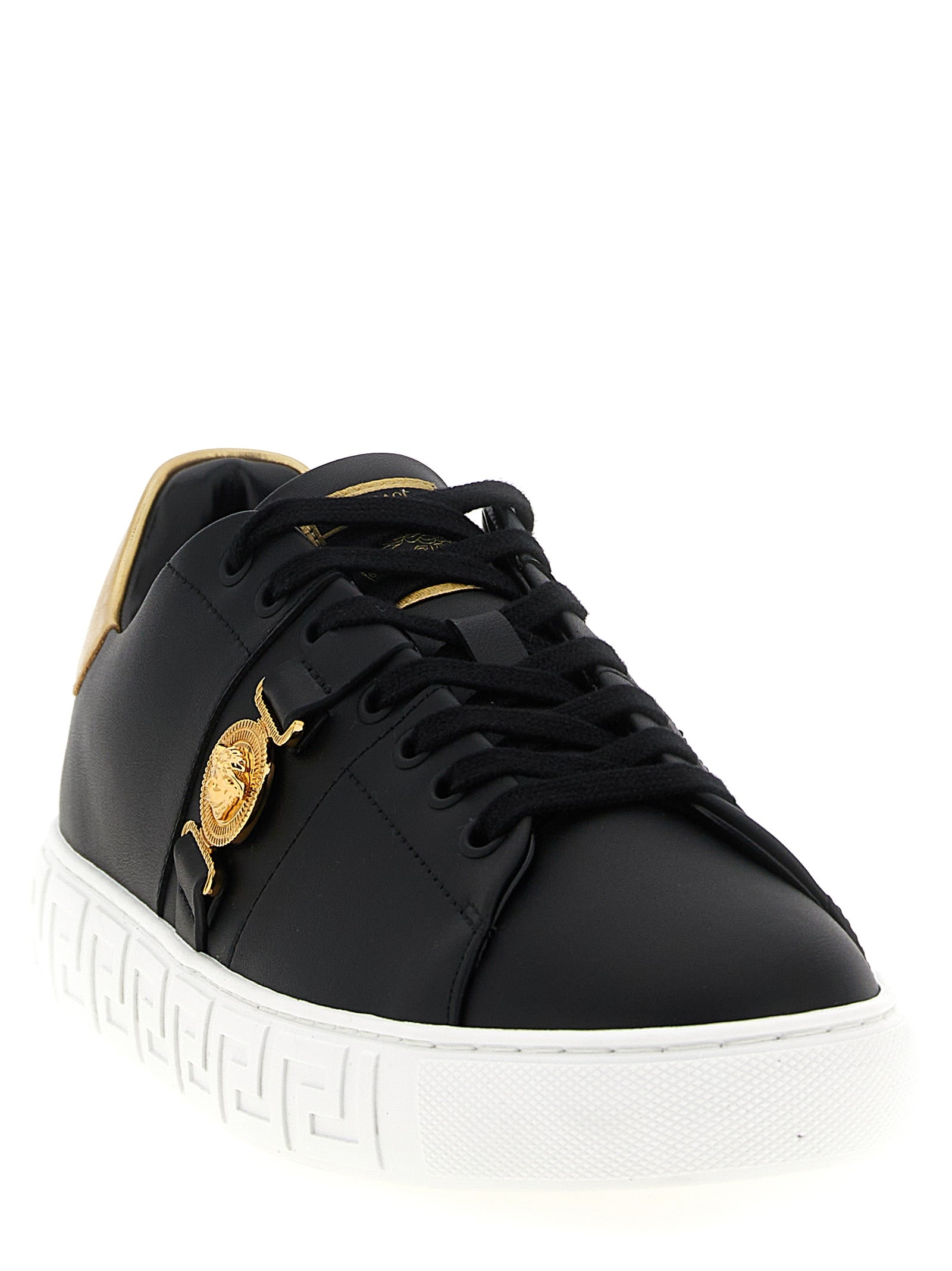 Chaussures basses en nylon noir de Versace, baskets de sport élégantes, visibles avec détails de la marque et design moderne.