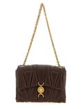 Sac à épaule en cuir d'agneau marron de Versace, avec logo emblématique et détails élégants, visible en gros plan.