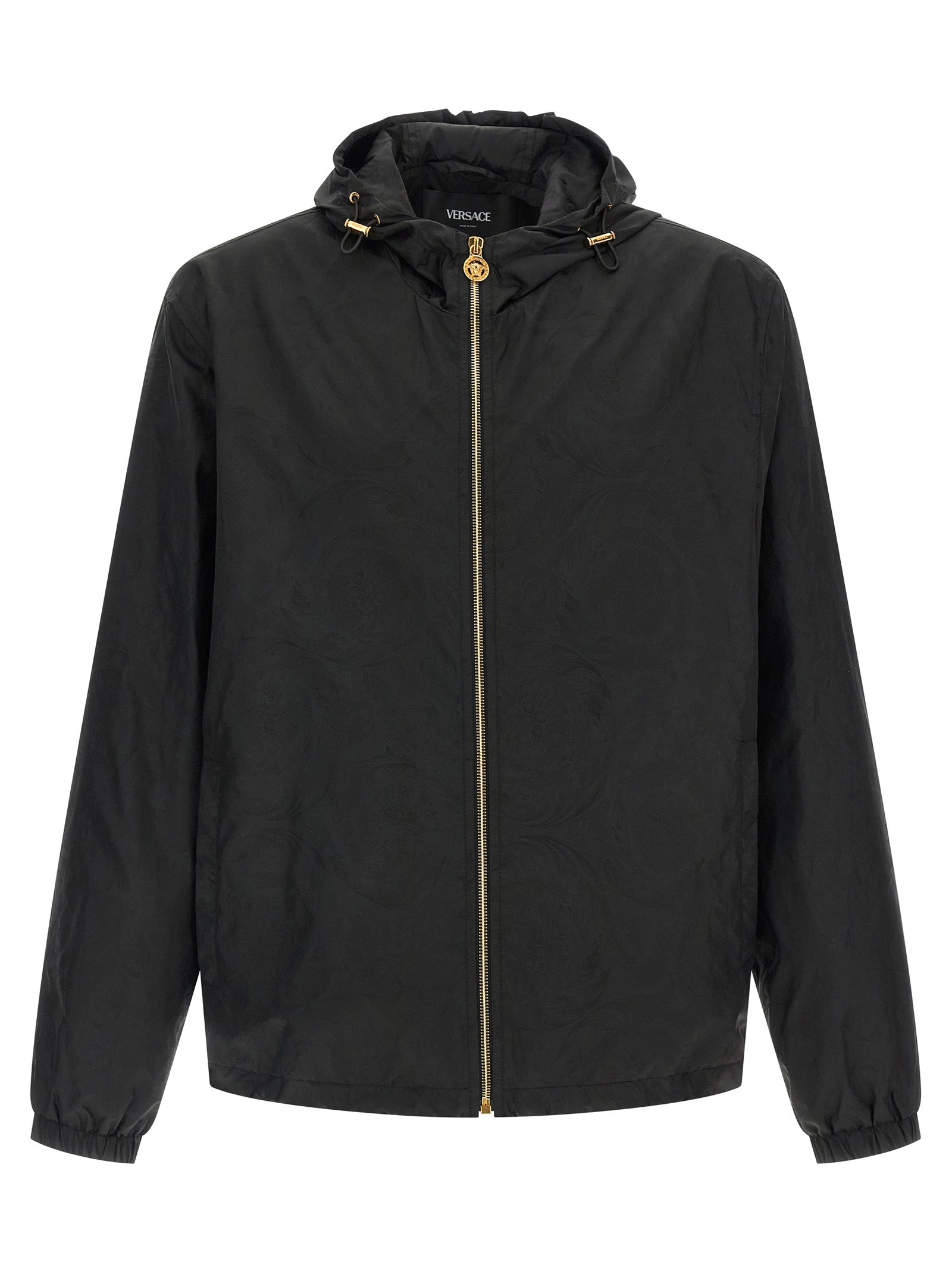 Veste en nylon noir Versace, coupe ajustée, avec logo distinctif, détails modernes et finition élégante.