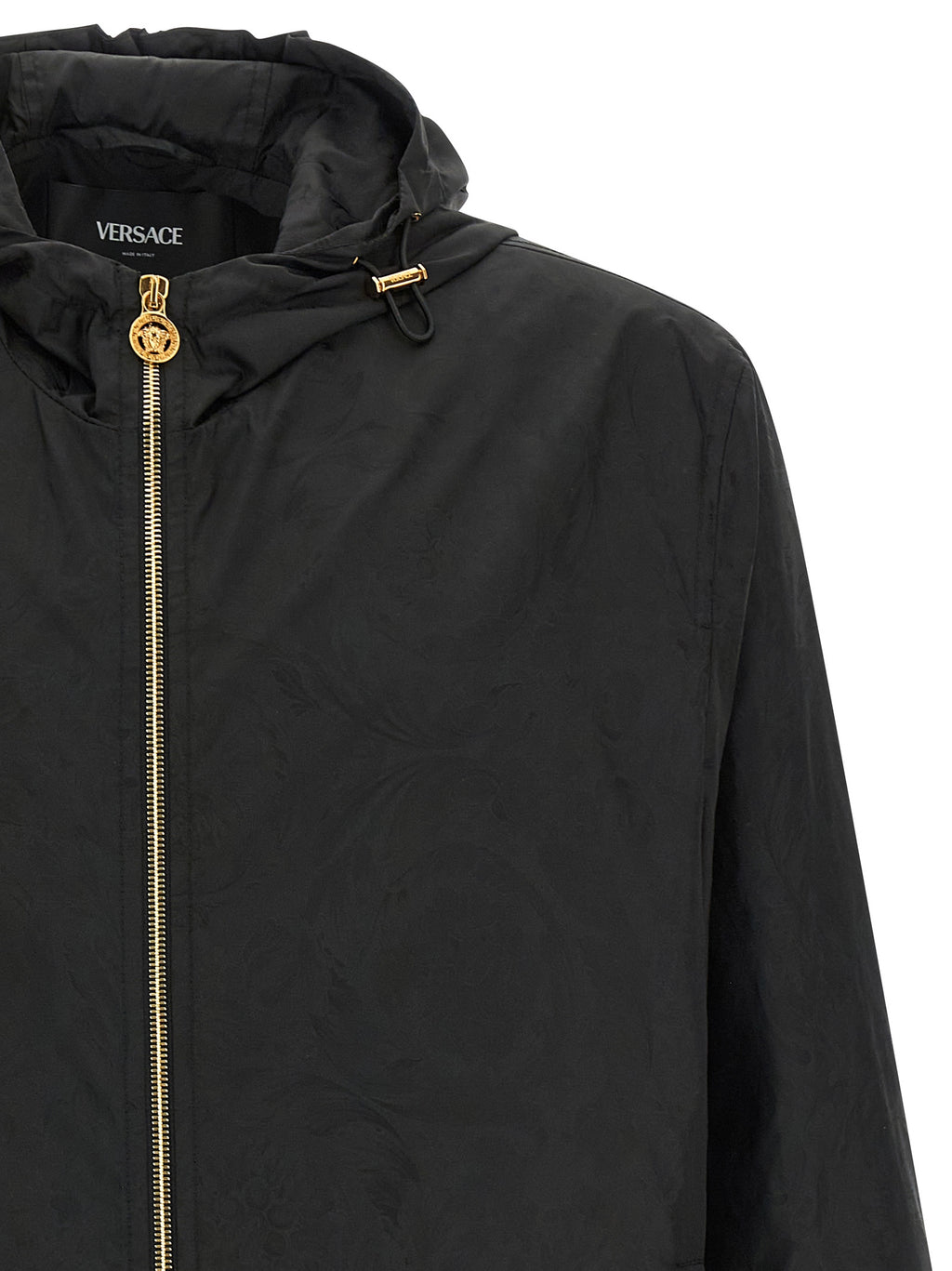 Veste en nylon noir Versace pour homme, coupe moderne, avec logo distinctif, adaptée pour un style élégant et décontracté.