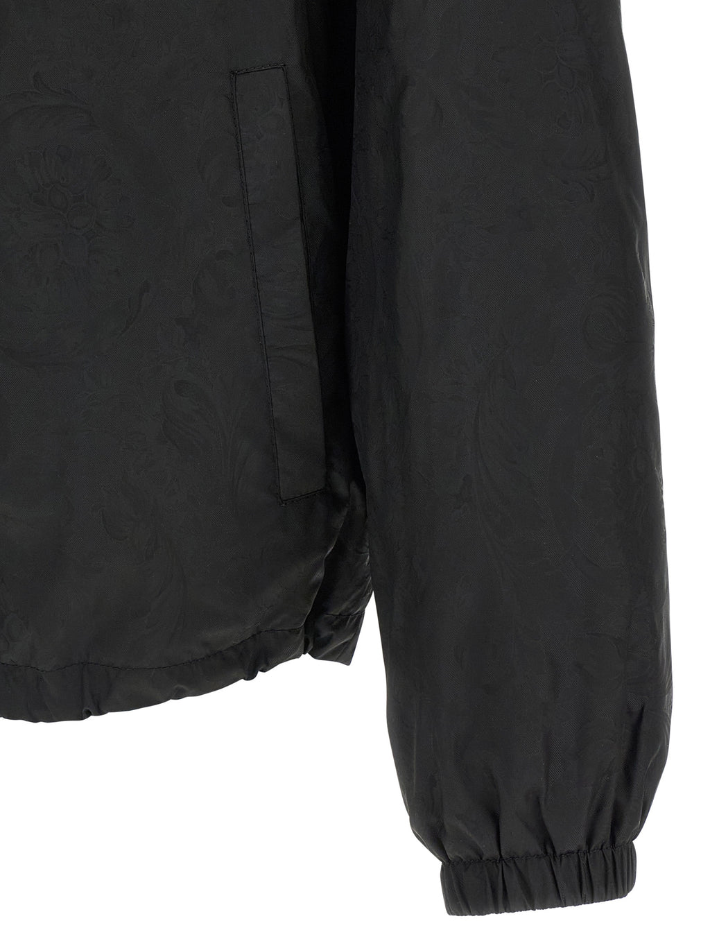 Veste en nylon noir Versace, coupe moderne avec logo emblématique, idéale pour un style élégant et décontracté.