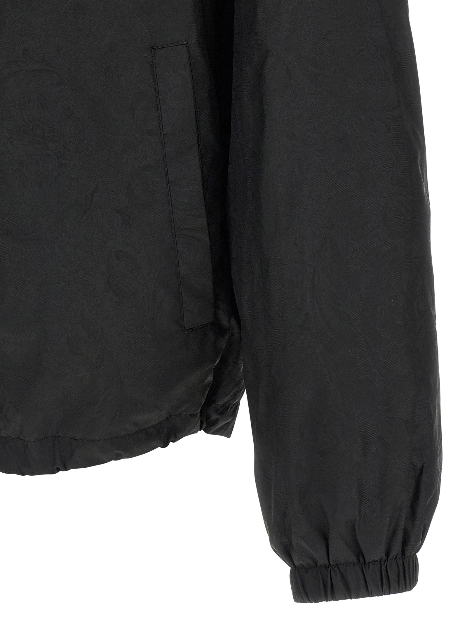 Veste en nylon noir Versace, coupe moderne avec logo emblématique, idéale pour un style élégant et décontracté.
