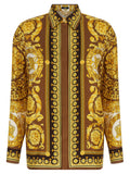 Blouse en soie dorée Versace, élégante chemise en satin avec col et manches longues, portée dans un style sophistiqué.