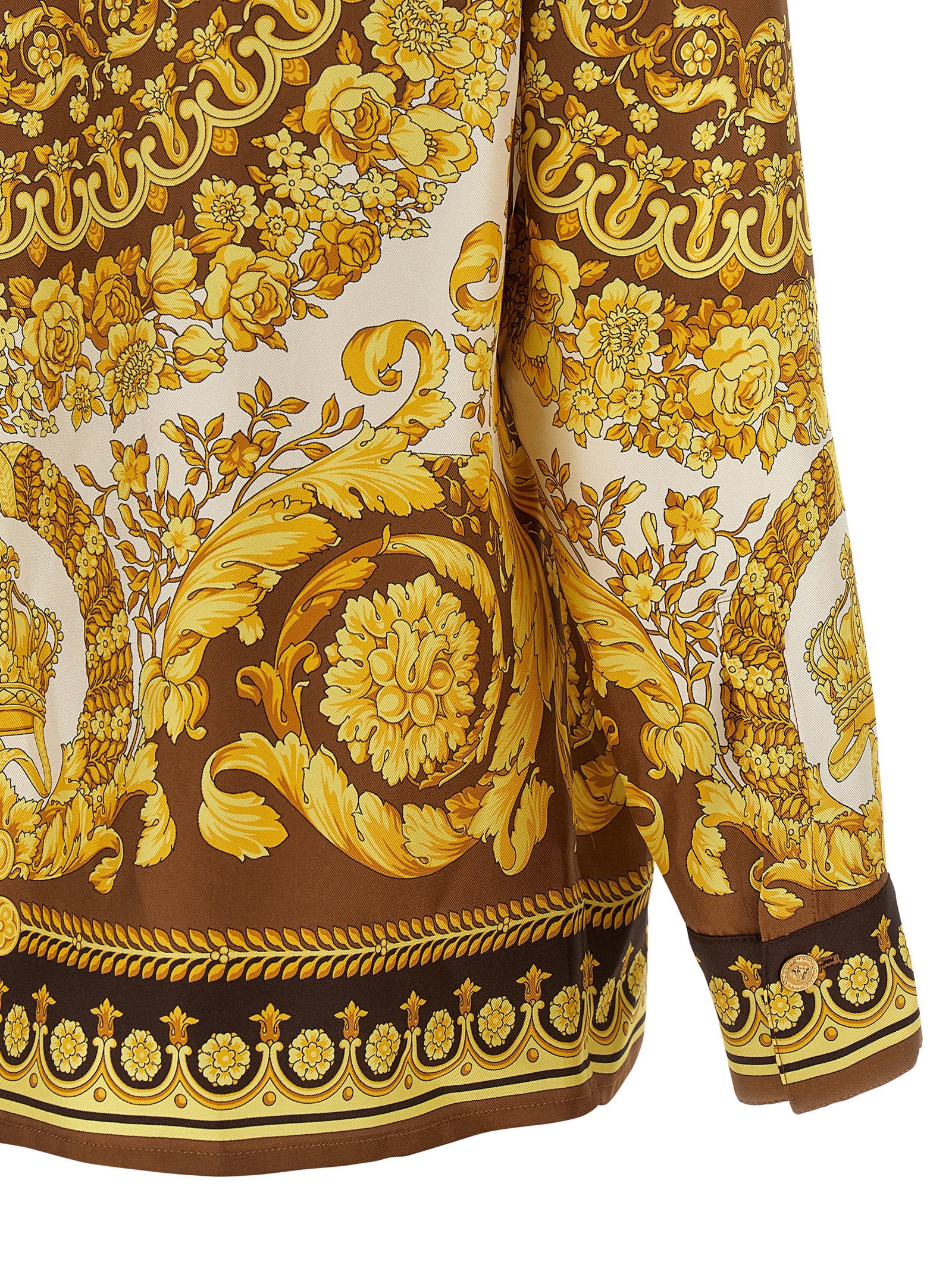 Chemise en soie dorée Versace, élégante blouse de luxe avec détails sophistiqués, idéale pour une tenue chic et raffinée.