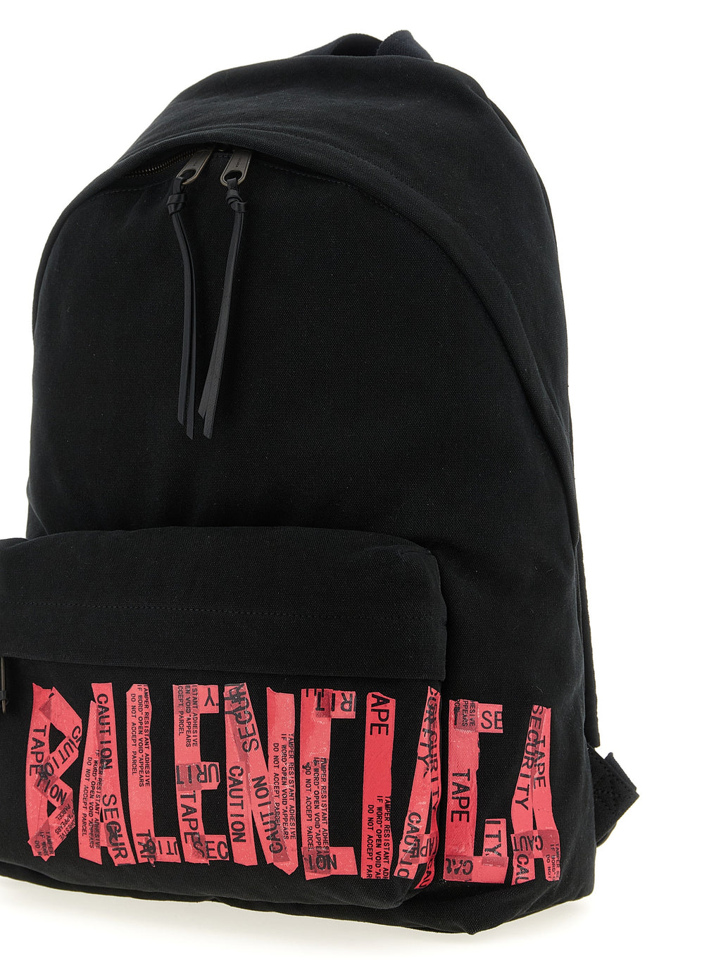 Sac à dos noir en coton Balenciaga, avec logo discret, porté sur l'épaule, visible en gros plan.