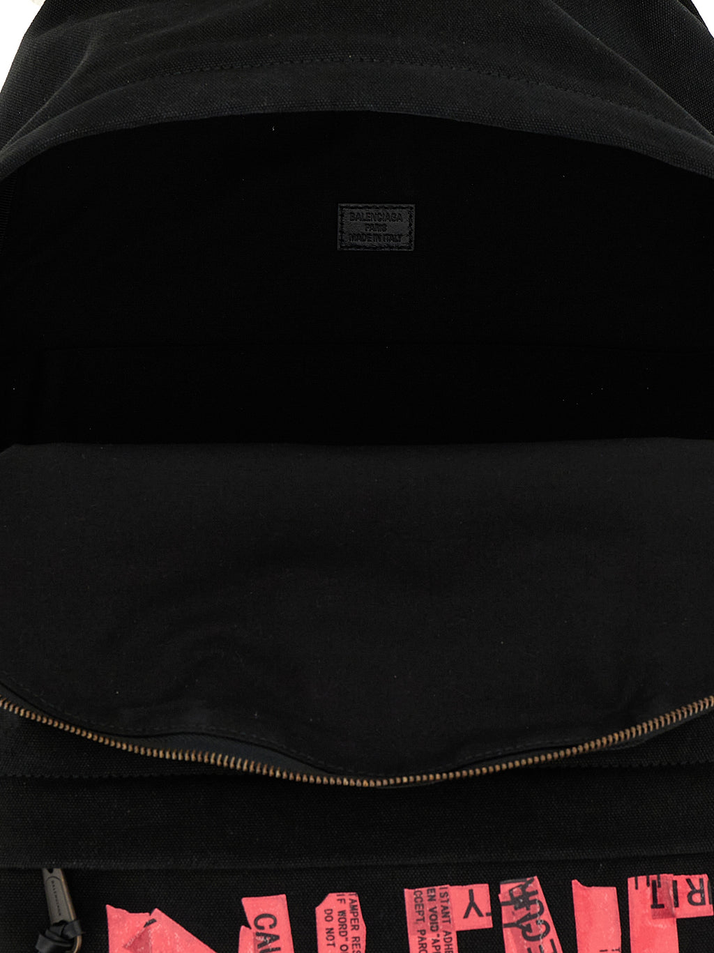 Sac à dos noir en coton de la marque Balenciaga, avec design moderne et détails élégants.