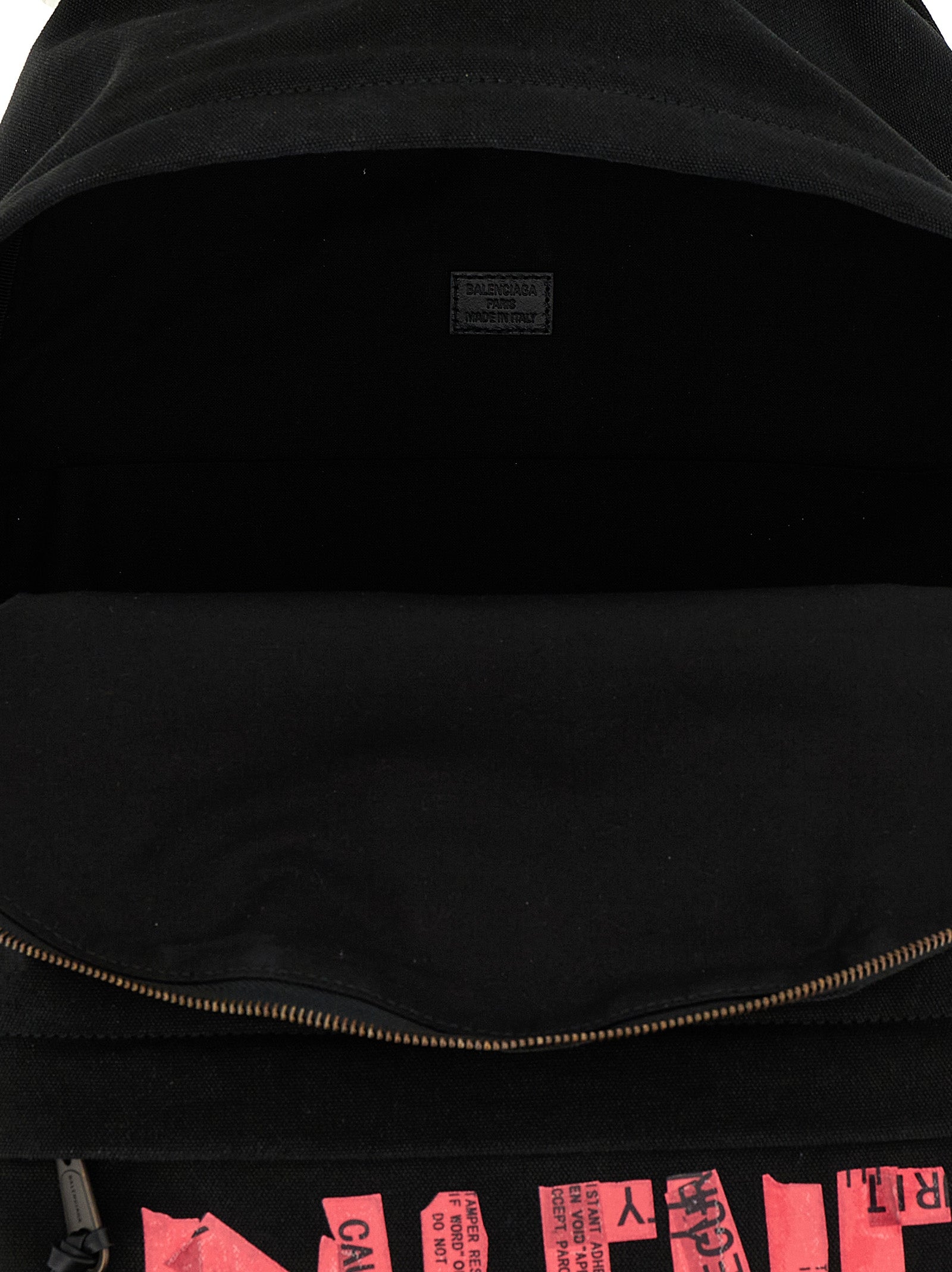 Sac à dos noir en coton de la marque Balenciaga, avec design moderne et détails élégants.
