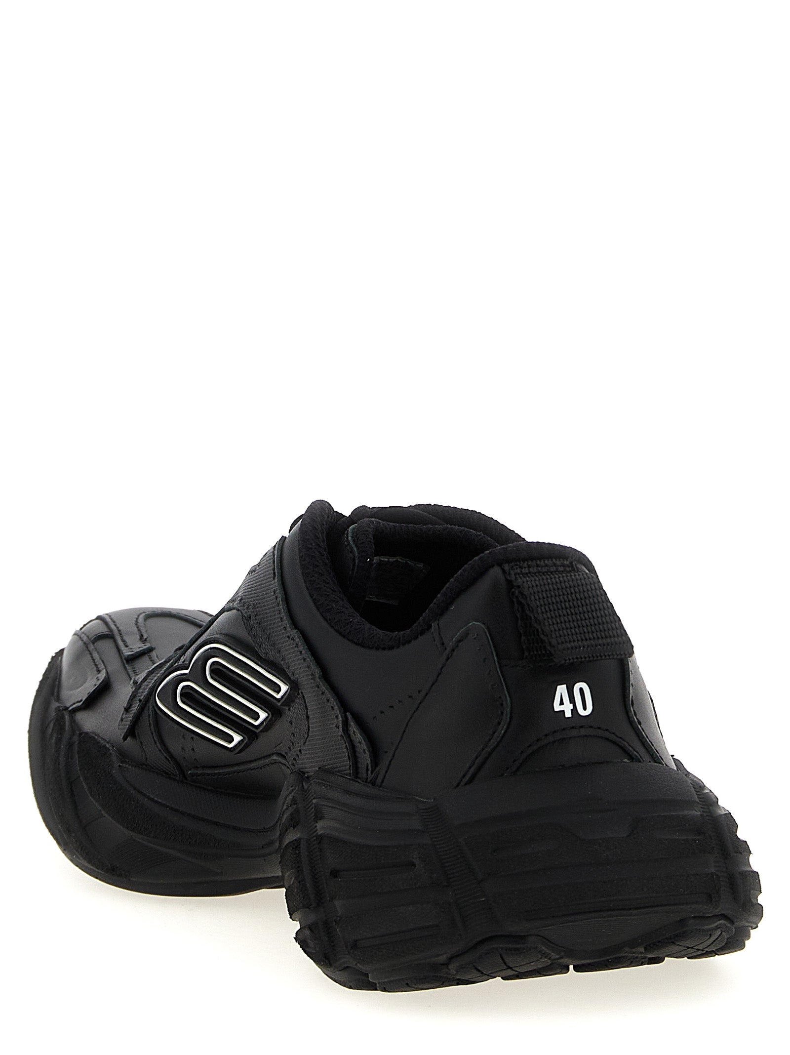 Chaussures de sport Balenciaga en cuir de veau noir, baskets athlétiques élégantes avec design moderne et détails sportifs.