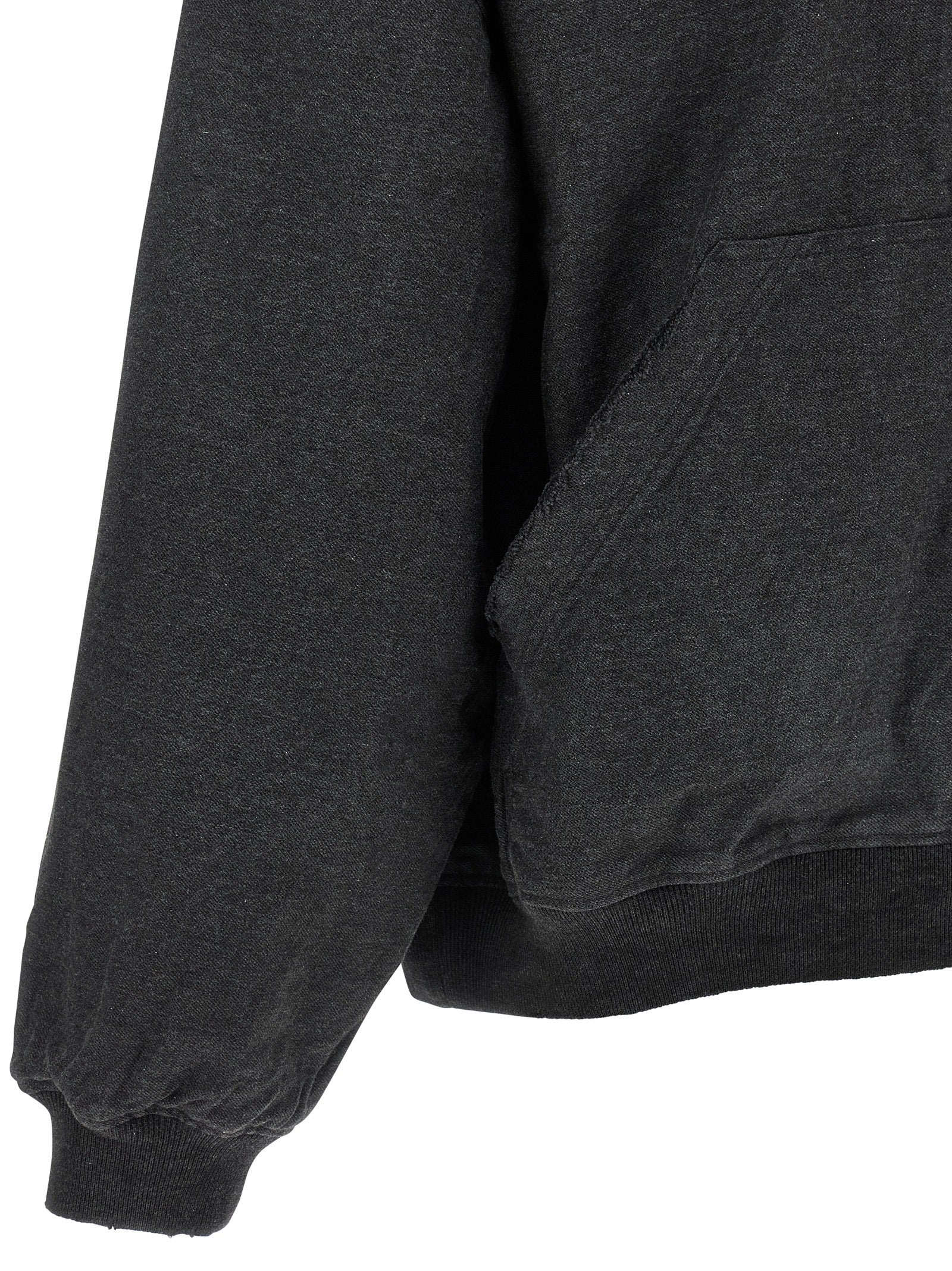 Sweatshirt en coton gris de Balenciaga, coupe décontractée et logo discret sur la poitrine, vue de face.