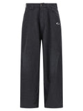 Pantalon décontracté gris en coton de la marque Balenciaga, coupe ample et détails modernes, porté sur un mannequin.