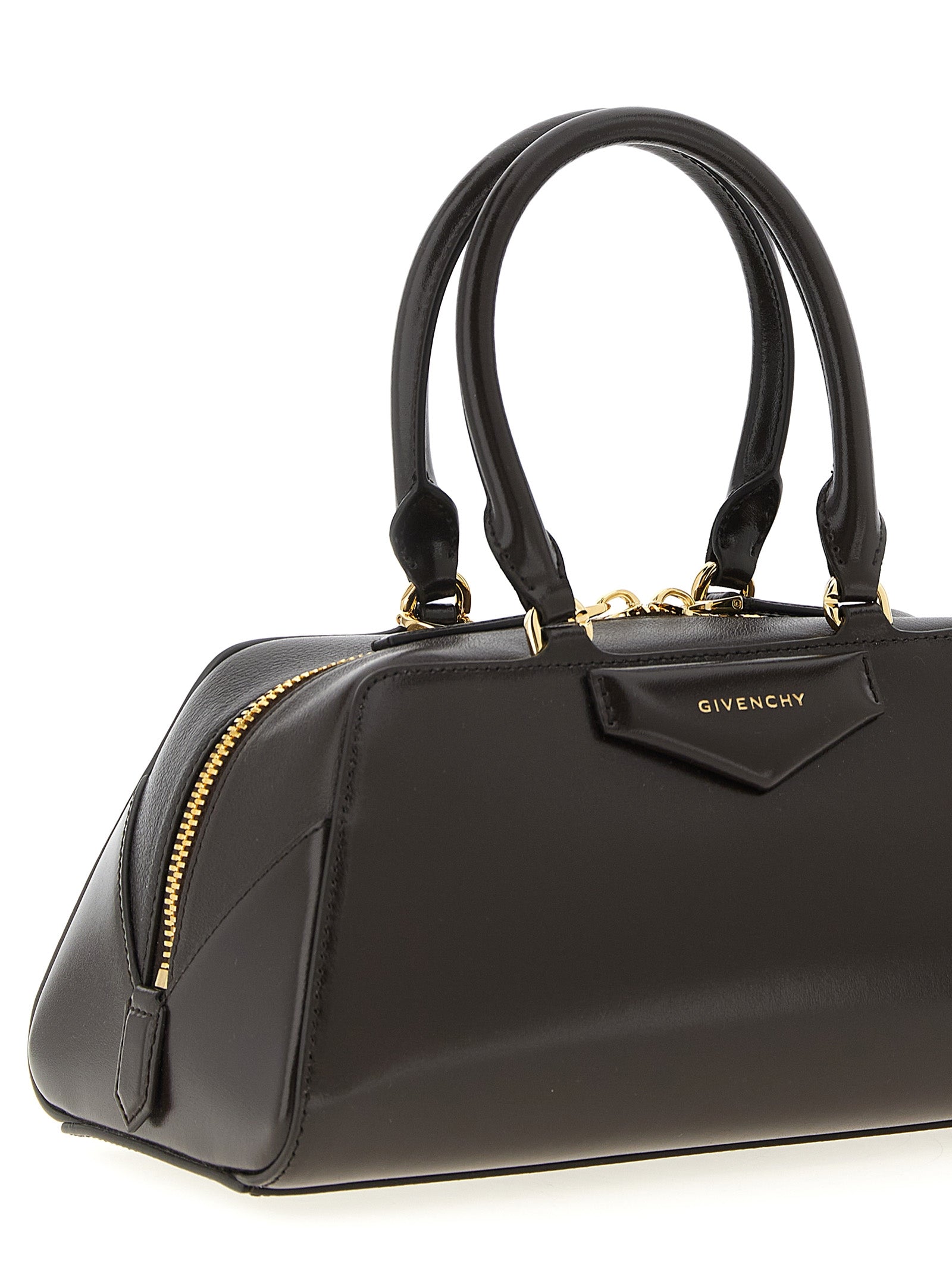 Sac à main Givenchy en cuir de veau marron, élégant et sophistiqué, avec détails raffinés et poignée en cuir.