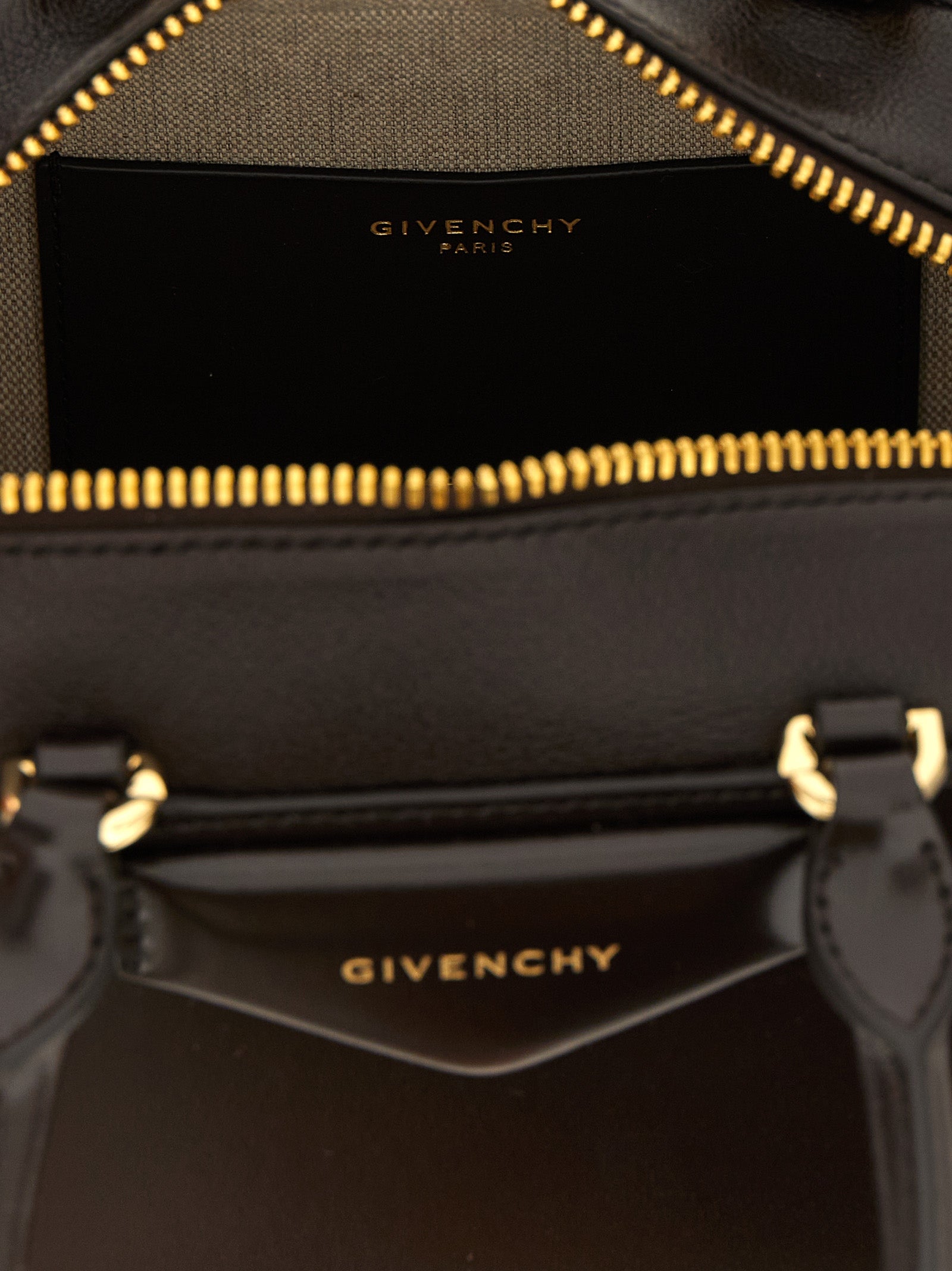 Sac à main Givenchy en cuir de veau marron, design élégant avec détails sophistiqués, pour un style chic et intemporel.