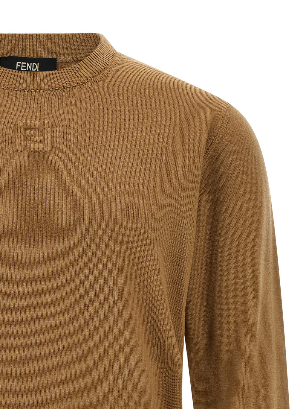 Cardigan en laine vierge beige Fendi, doux et élégant, porté sur un mannequin avec détails de la laine visible.