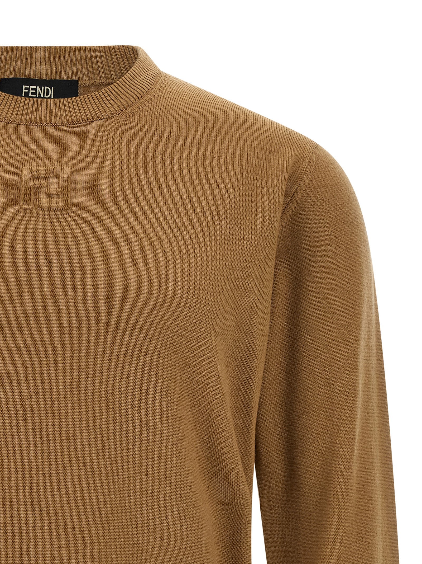 Cardigan en laine vierge beige Fendi, doux et élégant, porté sur un mannequin avec détails de la laine visible.