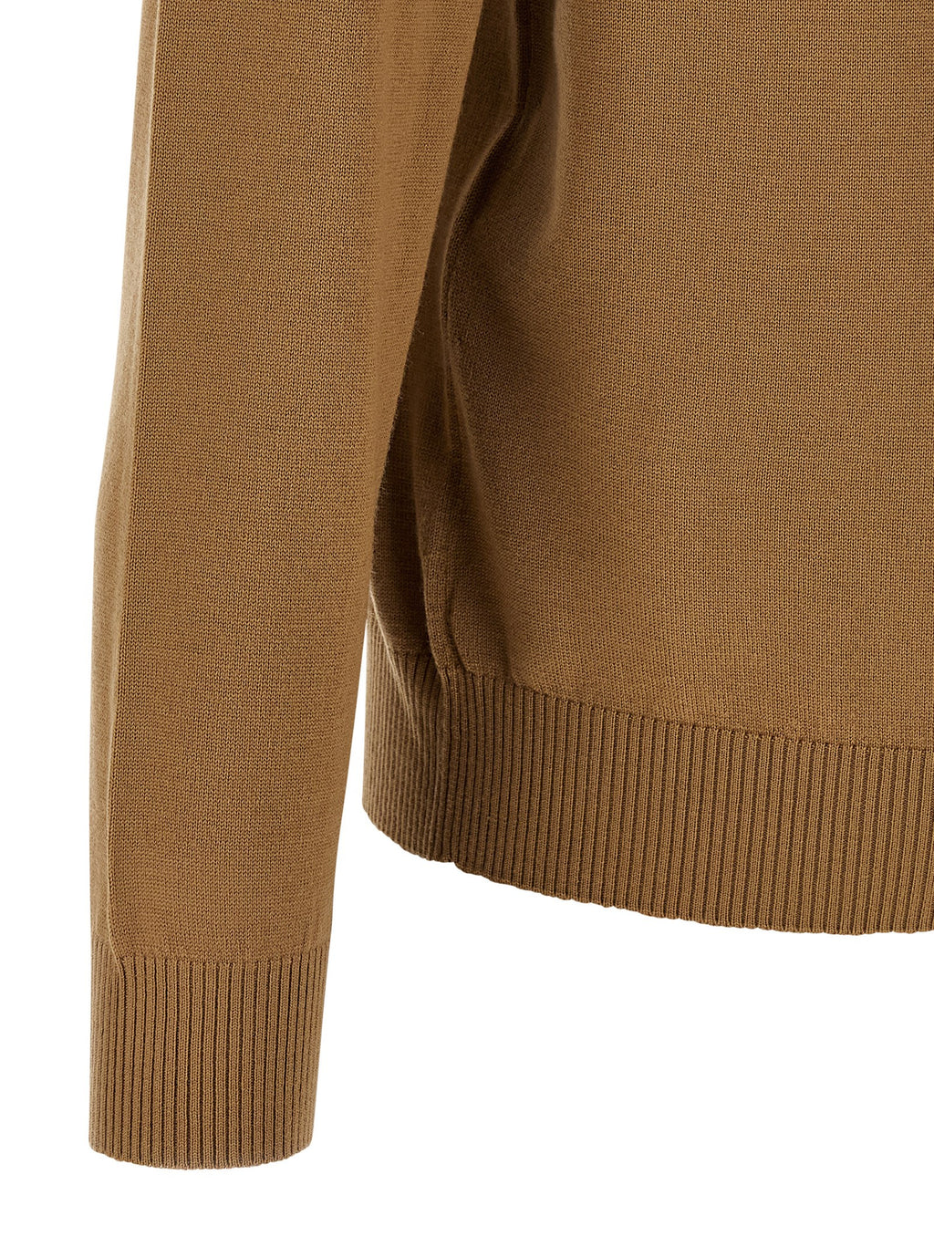 Cardigan beige en laine vierge de Fendi, coupe classique avec boutons, porté sur mannequin.