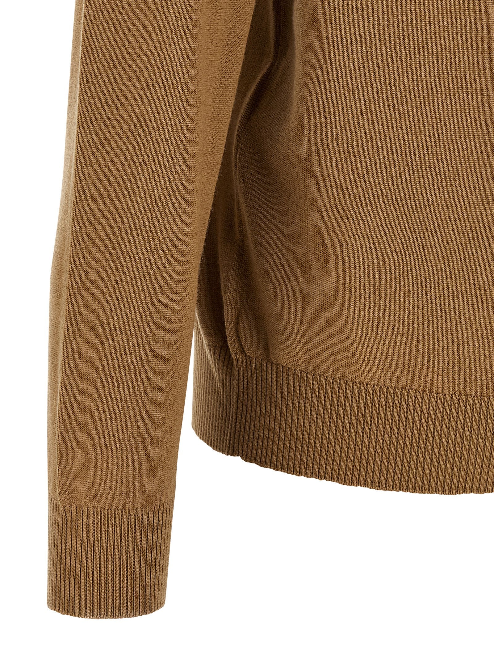 Cardigan beige en laine vierge de Fendi, coupe classique avec boutons, porté sur mannequin.