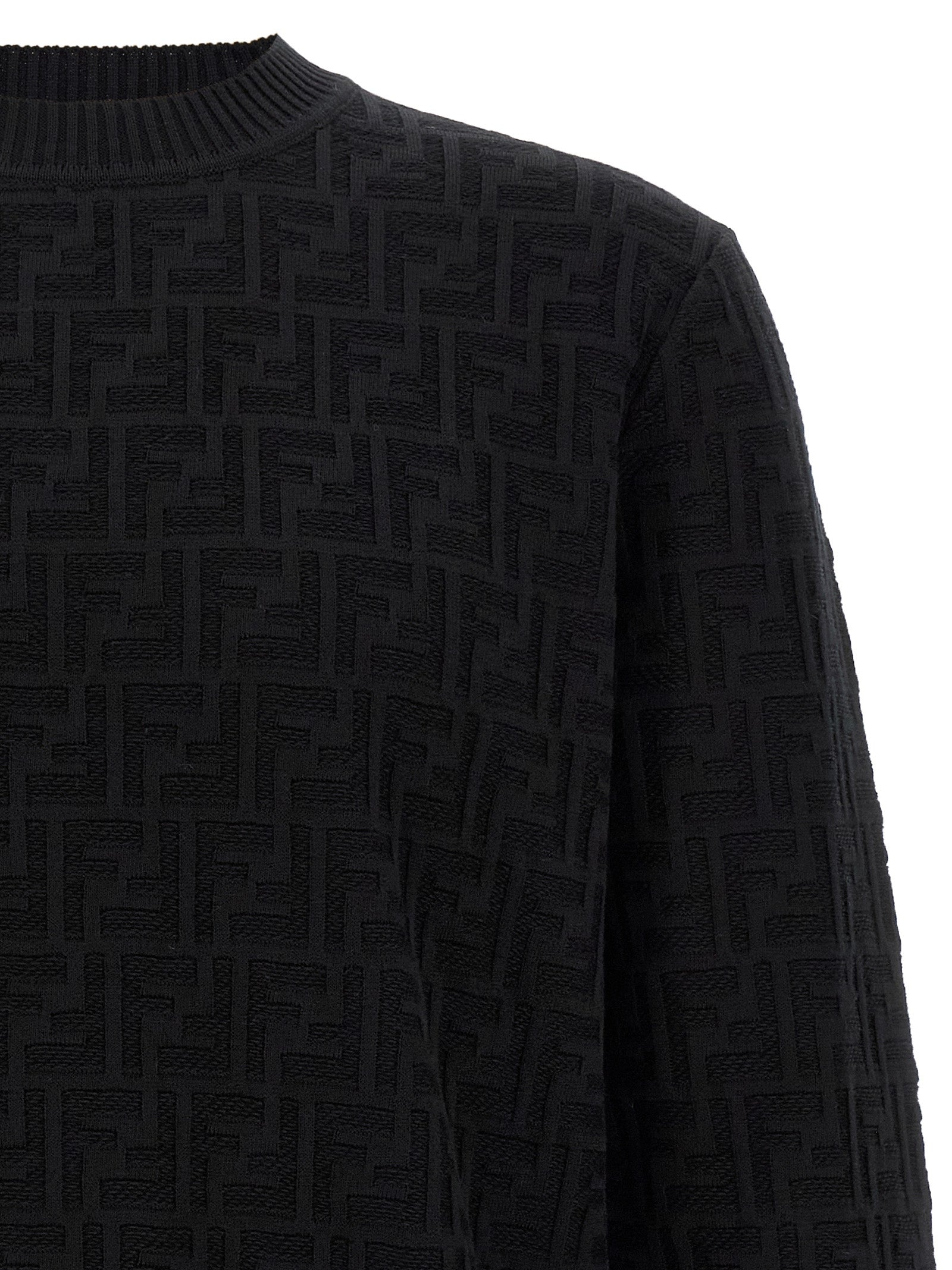 Cardigan en coton noir de la marque Fendi, doux et élégant, porté en mode décontracté.