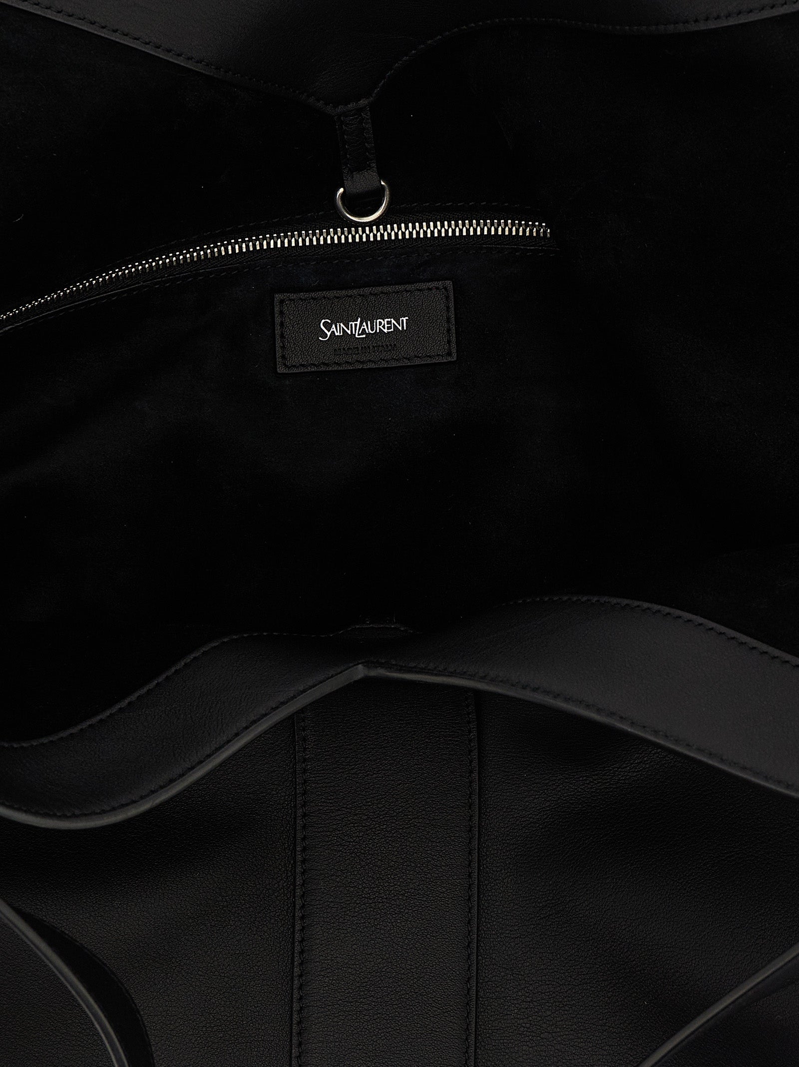 Sac cabas en cuir de veau noir de Saint Laurent, élégant et spacieux, avec poignées en cuir et logo discret à l'avant.