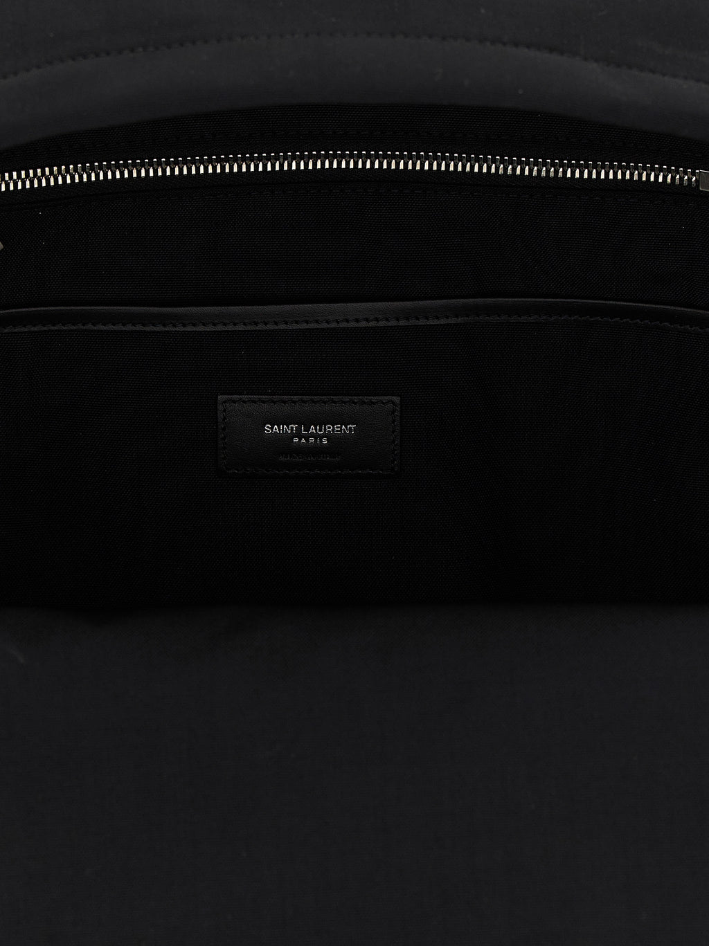 Sac à dos noir en polyamide Saint Laurent avec bandoulière ajustable et détails élégants, vue de face.