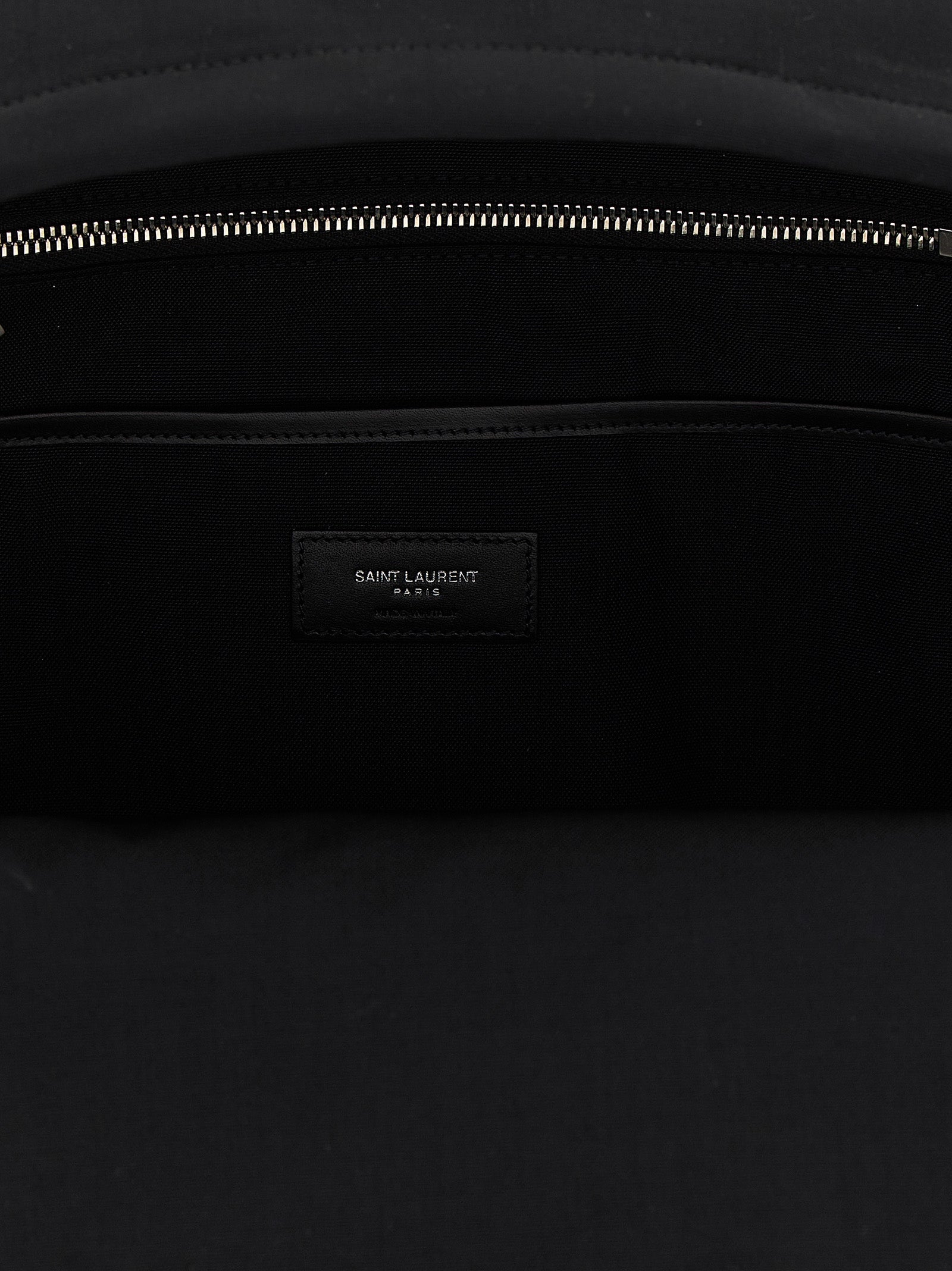 Sac à dos noir en polyamide Saint Laurent avec bandoulière ajustable et détails élégants, vue de face.
