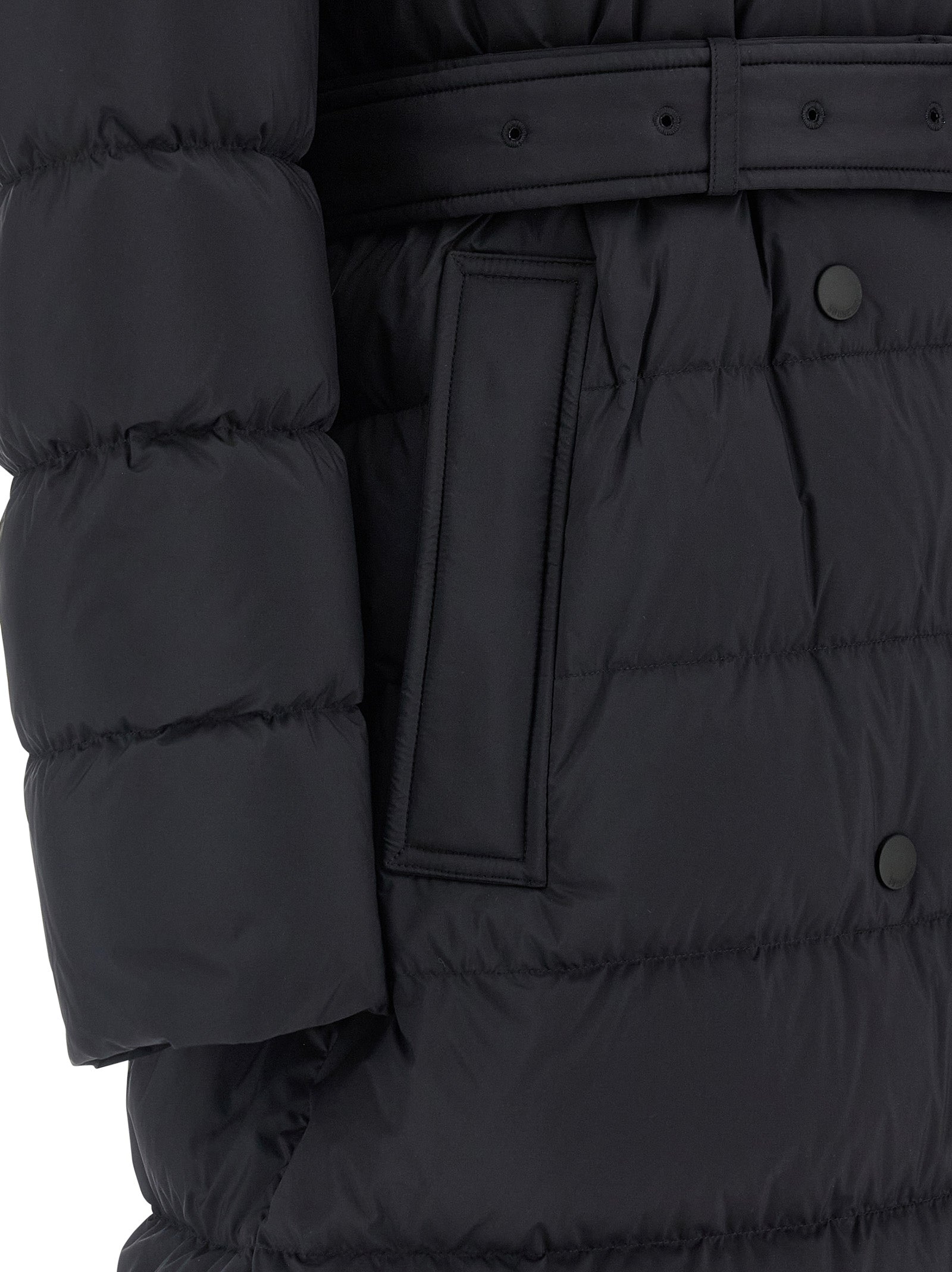 Manteau noir en polyamide de la marque Burberry, veste élégante avec capuche et fermeture éclair.