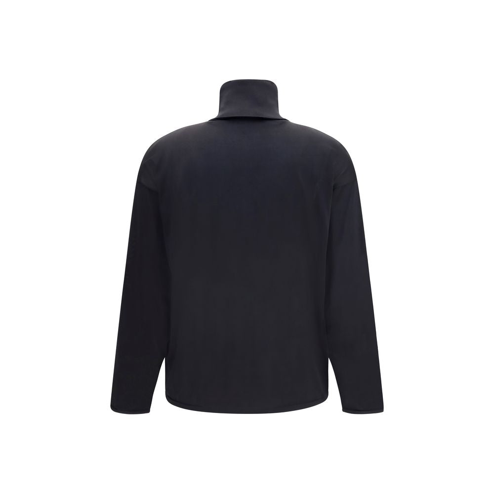 Sweat-shirt en soie noire Gucci, vue de face avec logo discret, tissu lisse et élégant, porté sur un mannequin.