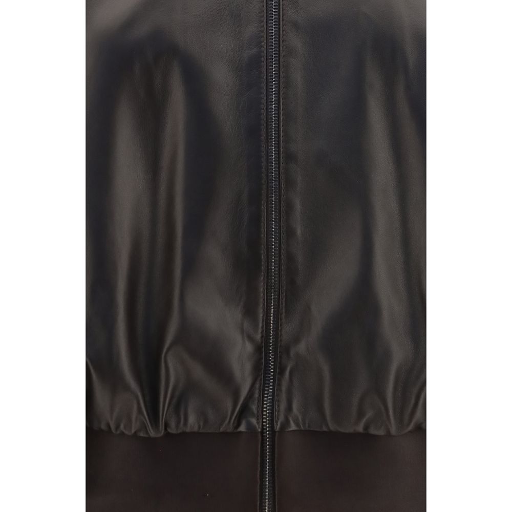 Blouson bomber Gucci en cuir d'agneau marron, style élégant avec détails en cuir et logo Gucci visible sur la poitrine.