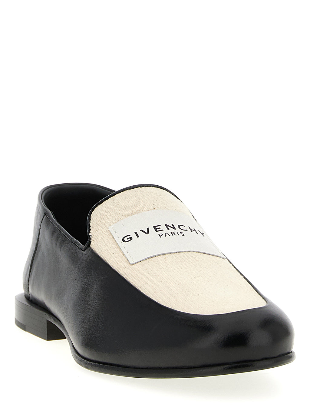 Mocassins noirs en cuir d'agneau Givenchy, slip-on élégants avec finition lisse et semelle en cuir, pour un style sophistiqué.