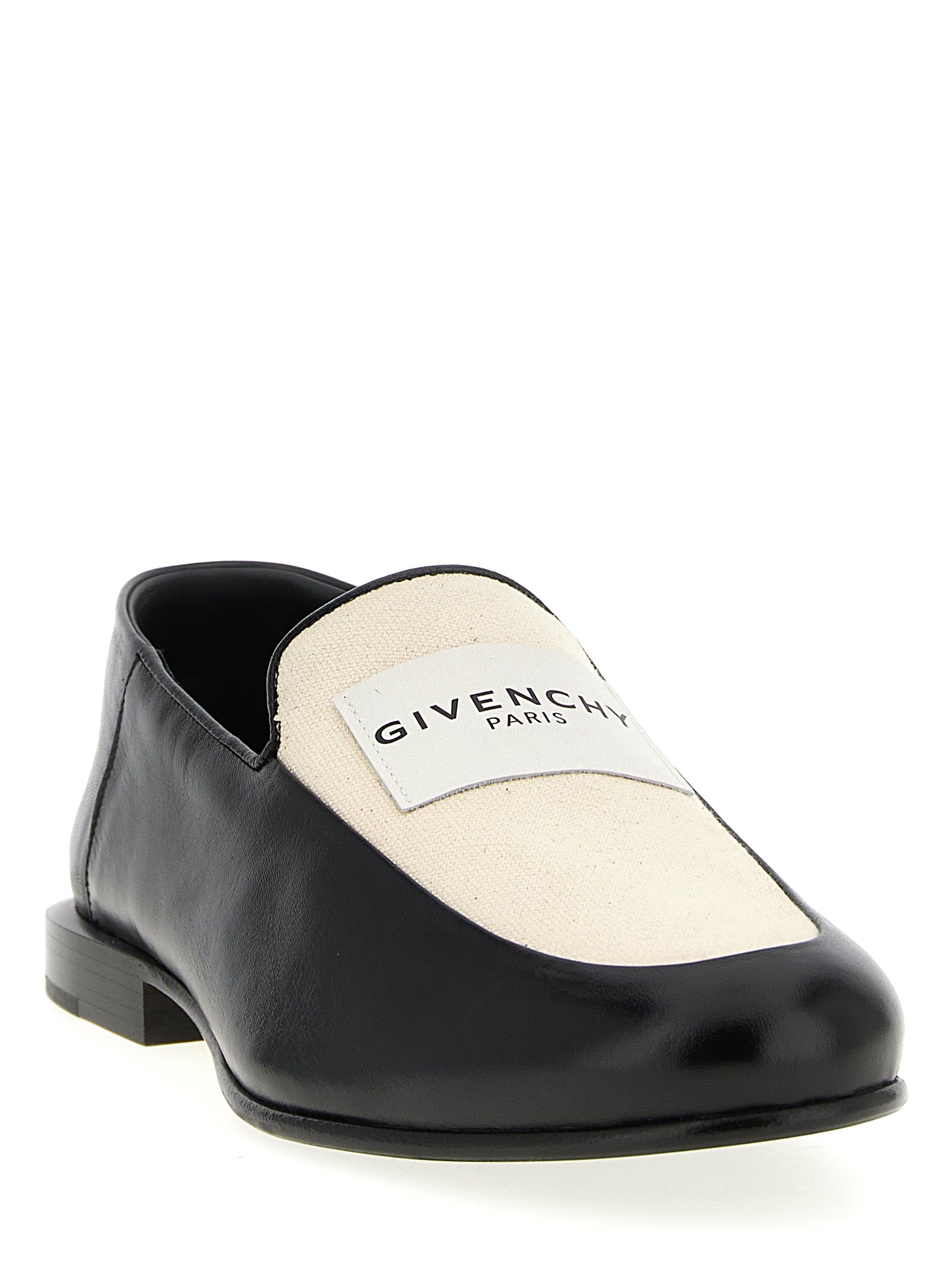 Mocassins noirs en cuir d'agneau Givenchy, slip-on élégants avec finition lisse et semelle en cuir, pour un style sophistiqué.