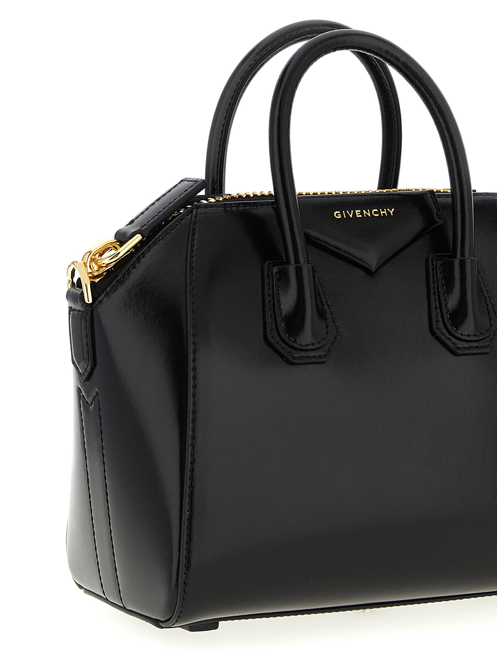 Sac à main Givenchy en cuir de veau noir, élégant et sophistiqué, avec poignée et détails raffinés.