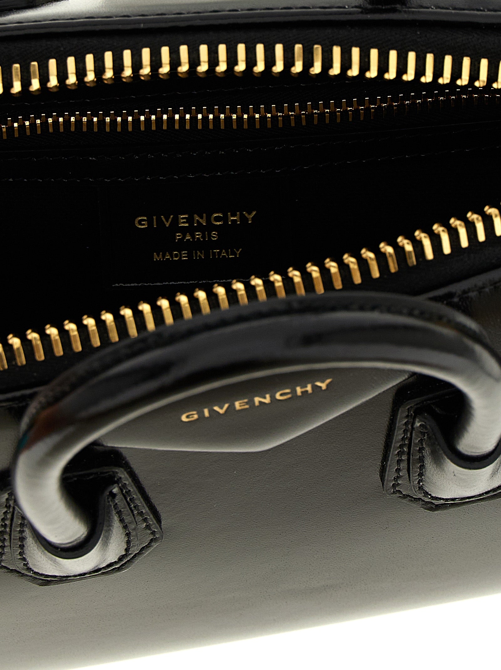 Sac à main Givenchy en cuir de veau noir avec détails élégants, idéal pour un style sophistiqué et moderne.