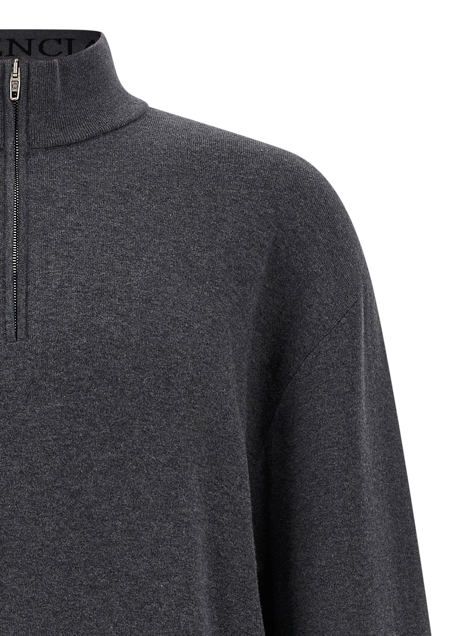 Cardigan en coton gris de la marque Balenciaga porté sur un mannequin, détail du tissu et du design élégant.