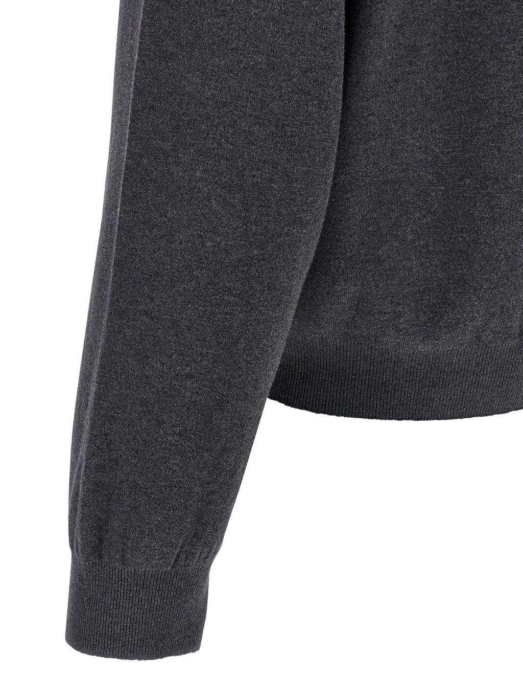 Cardigan gris en coton de la marque Balenciaga, avec coupe élégante et détails modernes, porté dans une tenue décontractée.