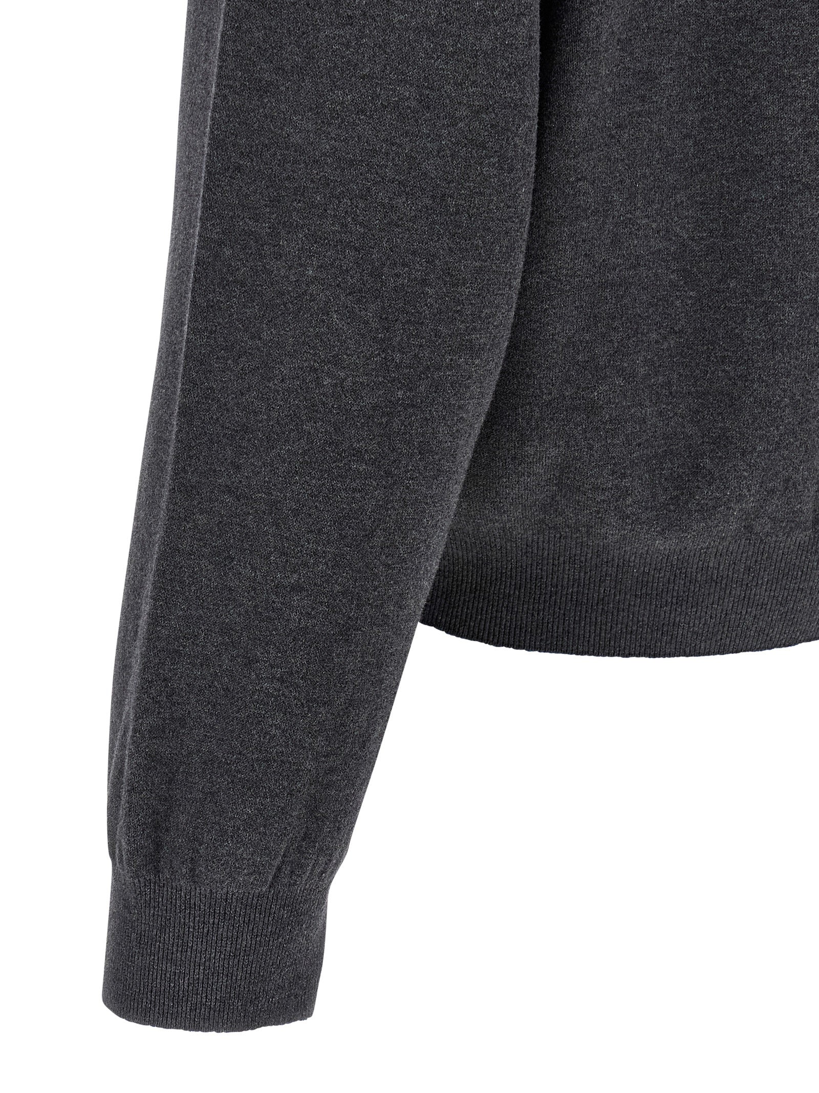 Cardigan gris en coton de la marque Balenciaga, avec coupe élégante et détails modernes, porté dans une tenue décontractée.