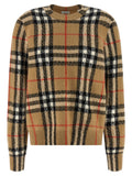 Cardigan en cachemire beige Burberry avec boutons, porté sur un mannequin, détails de texture douce et élégante.