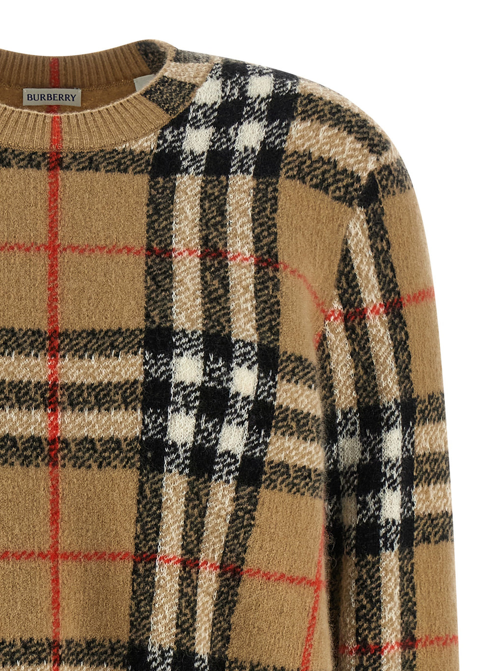 Cardigan beige en cachemire Burberry, à manches longues et boutons, porté sur un mannequin.