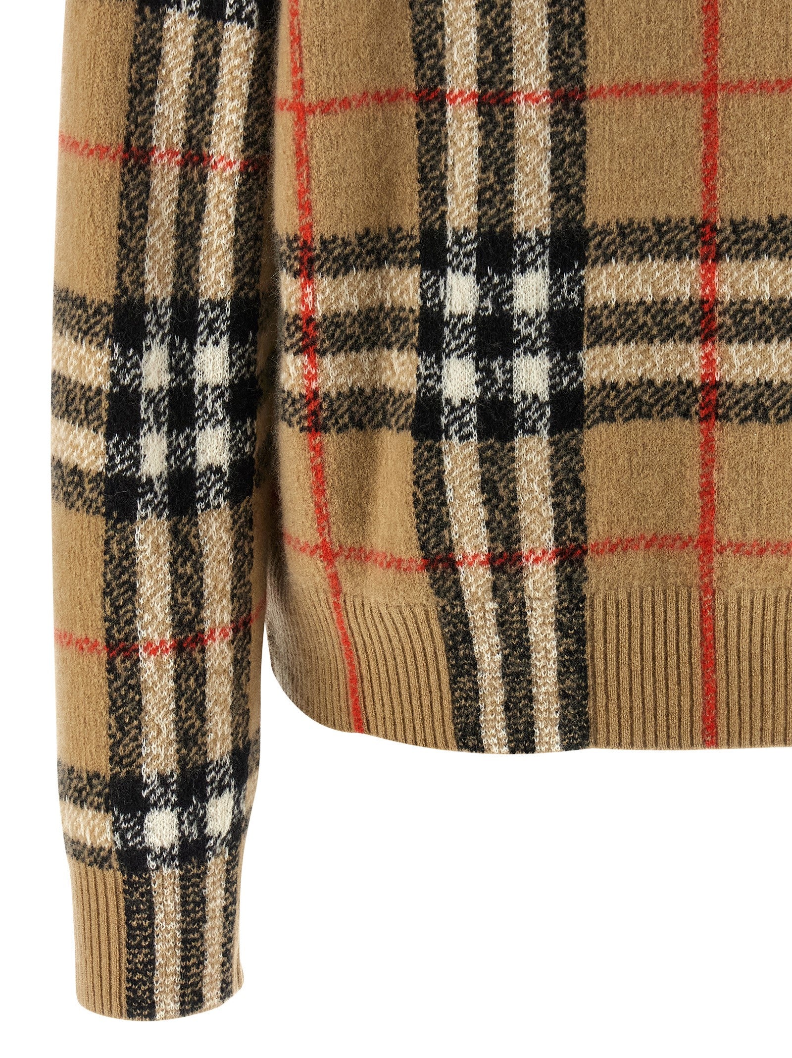Cardigan en cachemire beige de Burberry, finition élégante, porté ouvert, avec boutons et col rond.