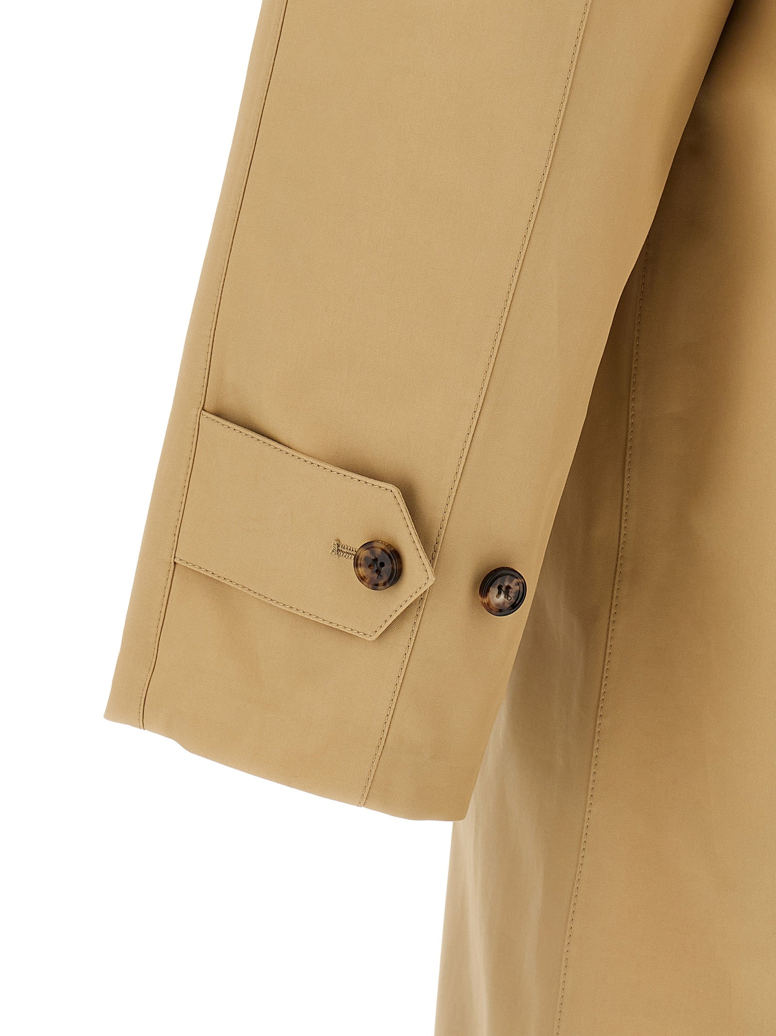 Manteau en coton beige de Burberry, style classique, porté sur un mannequin, détails de couture visibles.
