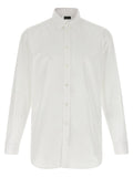 Chemise blanche en coton de la marque Balenciaga, vue rapprochée montrant le col et les manches.