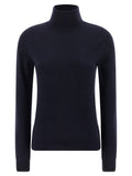 Cardigan en cachemire bleu Balenciaga porté, détail du tissu doux et élégant, avec col et boutons visibles.
